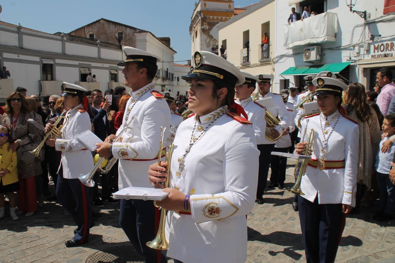 La luz y el gozo han puesto un gran broche a una Semana Santa, aciaga en sus momentos más intensos, a causa del mal tiempo que desde la noche del Miércoles y hasta el Viernes Santo trastocó en buena medida su desarrollo.Hoy el sol ha lucido en el cielo que como, cada Domingo de Resurrección, ha servido de Palio al hermoso Paso de la Virgen del Rosario, haciendo resplandecer, al tiempo, el momento culmen de esta celebración, el reencuentro en la Madre y el Hijo en la Fuente de los Santos, abarrotada de público. El momento ha sido emocionante, con los costaleros de la virgen y del Paso del Resucitado subiendo los brazos al cielo para representar el abrazo de ambas imágenes, ante la tradicional suelta de globos de ecolores y el estrépito de cornetas y tambores.La procesión ha seguido su curso hacia la Plaza de España, también muy concurrida, siendo en este escenario donde, miembros de Grupo Joven de la Cofradía del Coronado han regalado una petalada a la Virgen del Rosario. Ha sido un ofecimiento de la citada Cofradía que la noche del pasado Jueves no pudo obsequiar a su Virgen de la Amargura con esta lluvia de pétalos de rosas, a causa del mal tiempo.Así ha terminado la Semana Santa, incompleta para varias cofradías. La parte más amarga la han vivido la Cofradía del Señor Ecce-Homo que vió acortado su recorrido el Miércoles en una noche desapacible. También la Archicofradía del Santísimo Sacramento que apenas pudo asomarse a la calle y vió concentradas sus emociones en el templo patronal y la Cofradía del Señor Coronado de Espinas que también concentró el sentimieno y la devoción en la ermita de los Santos Mártires, viviendo momenos íntimos de gran emotividad. La Hermandad de la Esperanza Macarena brilló, sin embargo, en la Madrugá jerezana y la Cofradía de Nuestro Padre Jesús Nazareno derrochó fervor la tarde del Viernes en el interior de la iglesia visigoda de Santa María.