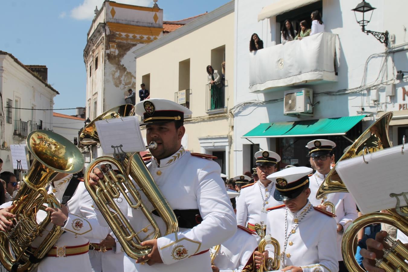La luz y el gozo han puesto un gran broche a una Semana Santa, aciaga en sus momentos más intensos, a causa del mal tiempo que desde la noche del Miércoles y hasta el Viernes Santo trastocó en buena medida su desarrollo.Hoy el sol ha lucido en el cielo que como, cada Domingo de Resurrección, ha servido de Palio al hermoso Paso de la Virgen del Rosario, haciendo resplandecer, al tiempo, el momento culmen de esta celebración, el reencuentro en la Madre y el Hijo en la Fuente de los Santos, abarrotada de público. El momento ha sido emocionante, con los costaleros de la virgen y del Paso del Resucitado subiendo los brazos al cielo para representar el abrazo de ambas imágenes, ante la tradicional suelta de globos de ecolores y el estrépito de cornetas y tambores.La procesión ha seguido su curso hacia la Plaza de España, también muy concurrida, siendo en este escenario donde, miembros de Grupo Joven de la Cofradía del Coronado han regalado una petalada a la Virgen del Rosario. Ha sido un ofecimiento de la citada Cofradía que la noche del pasado Jueves no pudo obsequiar a su Virgen de la Amargura con esta lluvia de pétalos de rosas, a causa del mal tiempo.Así ha terminado la Semana Santa, incompleta para varias cofradías. La parte más amarga la han vivido la Cofradía del Señor Ecce-Homo que vió acortado su recorrido el Miércoles en una noche desapacible. También la Archicofradía del Santísimo Sacramento que apenas pudo asomarse a la calle y vió concentradas sus emociones en el templo patronal y la Cofradía del Señor Coronado de Espinas que también concentró el sentimieno y la devoción en la ermita de los Santos Mártires, viviendo momenos íntimos de gran emotividad. La Hermandad de la Esperanza Macarena brilló, sin embargo, en la Madrugá jerezana y la Cofradía de Nuestro Padre Jesús Nazareno derrochó fervor la tarde del Viernes en el interior de la iglesia visigoda de Santa María.