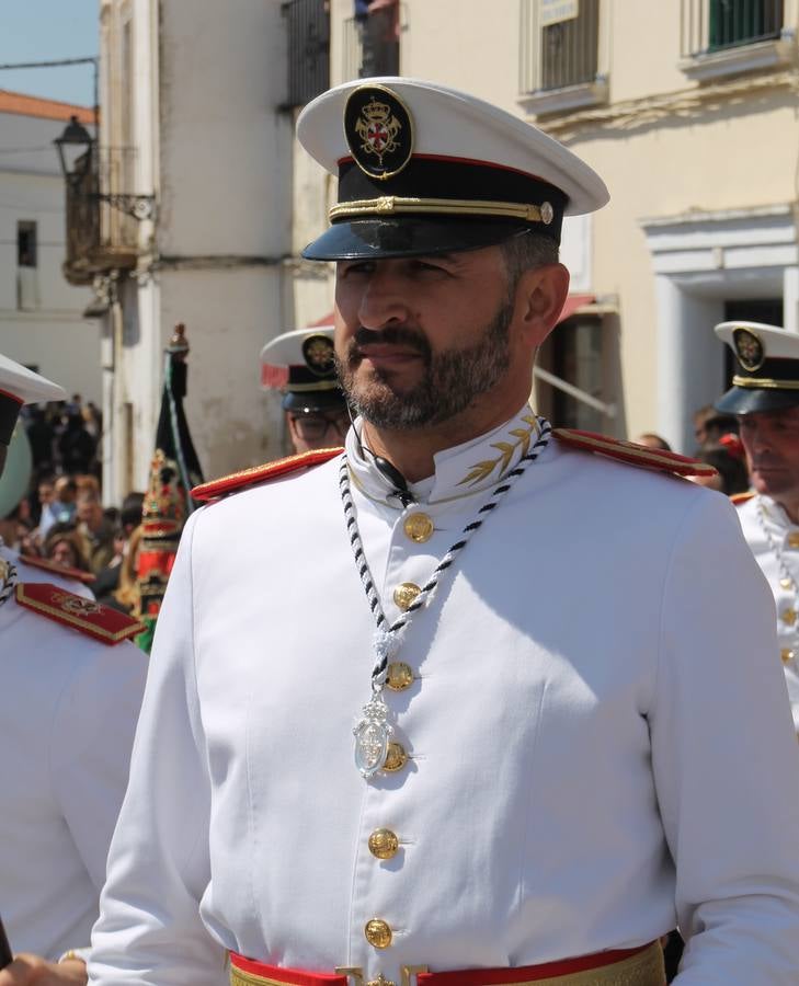 La luz y el gozo han puesto un gran broche a una Semana Santa, aciaga en sus momentos más intensos, a causa del mal tiempo que desde la noche del Miércoles y hasta el Viernes Santo trastocó en buena medida su desarrollo.Hoy el sol ha lucido en el cielo que como, cada Domingo de Resurrección, ha servido de Palio al hermoso Paso de la Virgen del Rosario, haciendo resplandecer, al tiempo, el momento culmen de esta celebración, el reencuentro en la Madre y el Hijo en la Fuente de los Santos, abarrotada de público. El momento ha sido emocionante, con los costaleros de la virgen y del Paso del Resucitado subiendo los brazos al cielo para representar el abrazo de ambas imágenes, ante la tradicional suelta de globos de ecolores y el estrépito de cornetas y tambores.La procesión ha seguido su curso hacia la Plaza de España, también muy concurrida, siendo en este escenario donde, miembros de Grupo Joven de la Cofradía del Coronado han regalado una petalada a la Virgen del Rosario. Ha sido un ofecimiento de la citada Cofradía que la noche del pasado Jueves no pudo obsequiar a su Virgen de la Amargura con esta lluvia de pétalos de rosas, a causa del mal tiempo.Así ha terminado la Semana Santa, incompleta para varias cofradías. La parte más amarga la han vivido la Cofradía del Señor Ecce-Homo que vió acortado su recorrido el Miércoles en una noche desapacible. También la Archicofradía del Santísimo Sacramento que apenas pudo asomarse a la calle y vió concentradas sus emociones en el templo patronal y la Cofradía del Señor Coronado de Espinas que también concentró el sentimieno y la devoción en la ermita de los Santos Mártires, viviendo momenos íntimos de gran emotividad. La Hermandad de la Esperanza Macarena brilló, sin embargo, en la Madrugá jerezana y la Cofradía de Nuestro Padre Jesús Nazareno derrochó fervor la tarde del Viernes en el interior de la iglesia visigoda de Santa María.