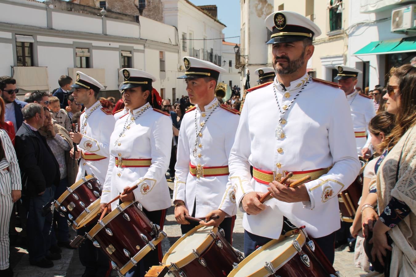 La luz y el gozo han puesto un gran broche a una Semana Santa, aciaga en sus momentos más intensos, a causa del mal tiempo que desde la noche del Miércoles y hasta el Viernes Santo trastocó en buena medida su desarrollo.Hoy el sol ha lucido en el cielo que como, cada Domingo de Resurrección, ha servido de Palio al hermoso Paso de la Virgen del Rosario, haciendo resplandecer, al tiempo, el momento culmen de esta celebración, el reencuentro en la Madre y el Hijo en la Fuente de los Santos, abarrotada de público. El momento ha sido emocionante, con los costaleros de la virgen y del Paso del Resucitado subiendo los brazos al cielo para representar el abrazo de ambas imágenes, ante la tradicional suelta de globos de ecolores y el estrépito de cornetas y tambores.La procesión ha seguido su curso hacia la Plaza de España, también muy concurrida, siendo en este escenario donde, miembros de Grupo Joven de la Cofradía del Coronado han regalado una petalada a la Virgen del Rosario. Ha sido un ofecimiento de la citada Cofradía que la noche del pasado Jueves no pudo obsequiar a su Virgen de la Amargura con esta lluvia de pétalos de rosas, a causa del mal tiempo.Así ha terminado la Semana Santa, incompleta para varias cofradías. La parte más amarga la han vivido la Cofradía del Señor Ecce-Homo que vió acortado su recorrido el Miércoles en una noche desapacible. También la Archicofradía del Santísimo Sacramento que apenas pudo asomarse a la calle y vió concentradas sus emociones en el templo patronal y la Cofradía del Señor Coronado de Espinas que también concentró el sentimieno y la devoción en la ermita de los Santos Mártires, viviendo momenos íntimos de gran emotividad. La Hermandad de la Esperanza Macarena brilló, sin embargo, en la Madrugá jerezana y la Cofradía de Nuestro Padre Jesús Nazareno derrochó fervor la tarde del Viernes en el interior de la iglesia visigoda de Santa María.