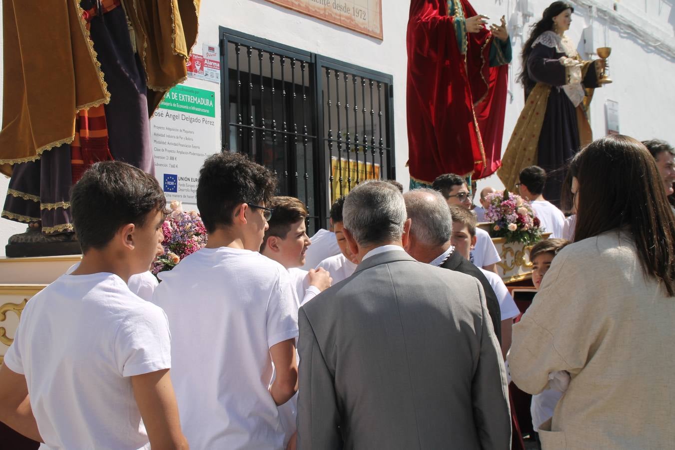 La luz y el gozo han puesto un gran broche a una Semana Santa, aciaga en sus momentos más intensos, a causa del mal tiempo que desde la noche del Miércoles y hasta el Viernes Santo trastocó en buena medida su desarrollo.Hoy el sol ha lucido en el cielo que como, cada Domingo de Resurrección, ha servido de Palio al hermoso Paso de la Virgen del Rosario, haciendo resplandecer, al tiempo, el momento culmen de esta celebración, el reencuentro en la Madre y el Hijo en la Fuente de los Santos, abarrotada de público. El momento ha sido emocionante, con los costaleros de la virgen y del Paso del Resucitado subiendo los brazos al cielo para representar el abrazo de ambas imágenes, ante la tradicional suelta de globos de ecolores y el estrépito de cornetas y tambores.La procesión ha seguido su curso hacia la Plaza de España, también muy concurrida, siendo en este escenario donde, miembros de Grupo Joven de la Cofradía del Coronado han regalado una petalada a la Virgen del Rosario. Ha sido un ofecimiento de la citada Cofradía que la noche del pasado Jueves no pudo obsequiar a su Virgen de la Amargura con esta lluvia de pétalos de rosas, a causa del mal tiempo.Así ha terminado la Semana Santa, incompleta para varias cofradías. La parte más amarga la han vivido la Cofradía del Señor Ecce-Homo que vió acortado su recorrido el Miércoles en una noche desapacible. También la Archicofradía del Santísimo Sacramento que apenas pudo asomarse a la calle y vió concentradas sus emociones en el templo patronal y la Cofradía del Señor Coronado de Espinas que también concentró el sentimieno y la devoción en la ermita de los Santos Mártires, viviendo momenos íntimos de gran emotividad. La Hermandad de la Esperanza Macarena brilló, sin embargo, en la Madrugá jerezana y la Cofradía de Nuestro Padre Jesús Nazareno derrochó fervor la tarde del Viernes en el interior de la iglesia visigoda de Santa María.