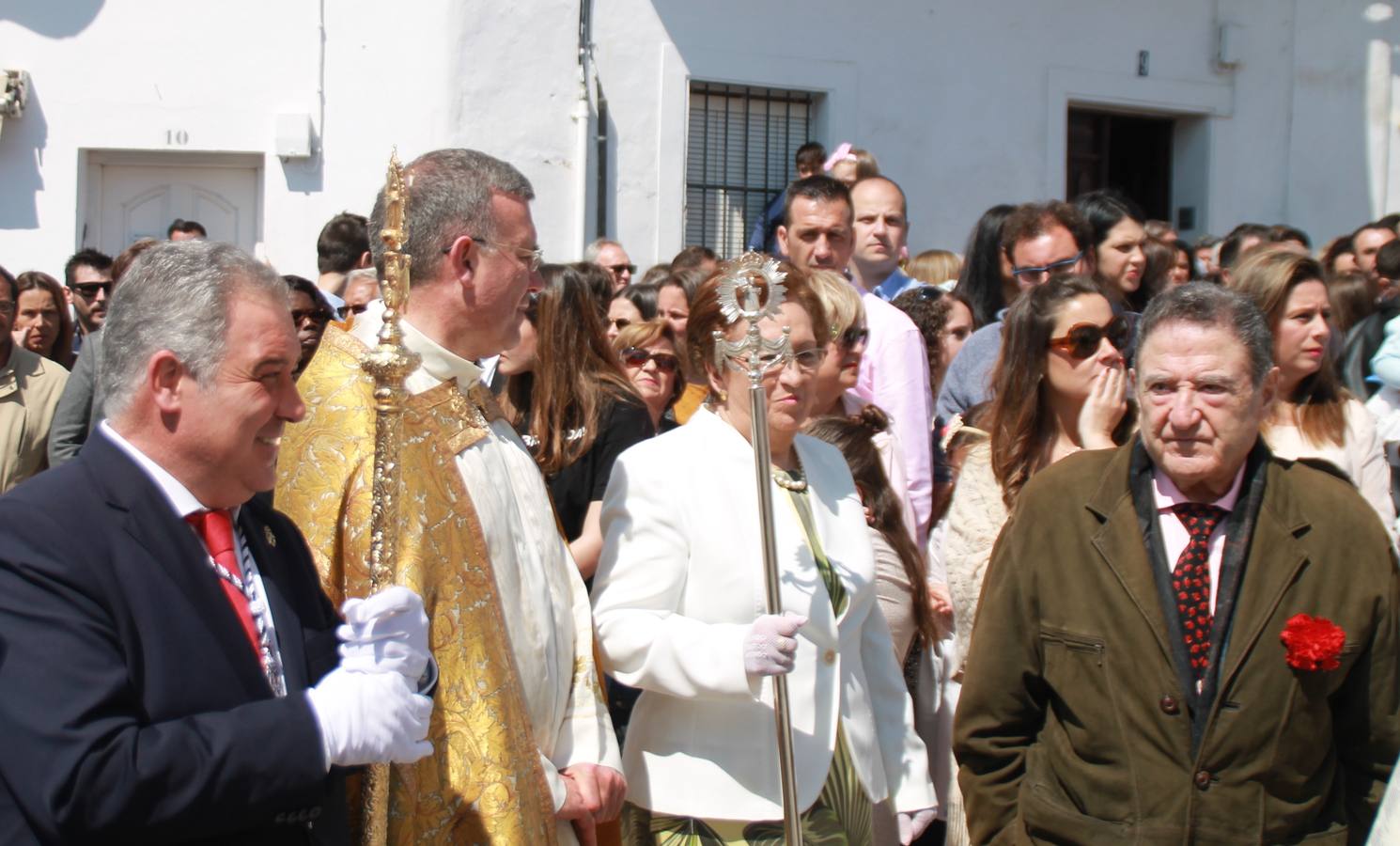 La luz y el gozo han puesto un gran broche a una Semana Santa, aciaga en sus momentos más intensos, a causa del mal tiempo que desde la noche del Miércoles y hasta el Viernes Santo trastocó en buena medida su desarrollo.Hoy el sol ha lucido en el cielo que como, cada Domingo de Resurrección, ha servido de Palio al hermoso Paso de la Virgen del Rosario, haciendo resplandecer, al tiempo, el momento culmen de esta celebración, el reencuentro en la Madre y el Hijo en la Fuente de los Santos, abarrotada de público. El momento ha sido emocionante, con los costaleros de la virgen y del Paso del Resucitado subiendo los brazos al cielo para representar el abrazo de ambas imágenes, ante la tradicional suelta de globos de ecolores y el estrépito de cornetas y tambores.La procesión ha seguido su curso hacia la Plaza de España, también muy concurrida, siendo en este escenario donde, miembros de Grupo Joven de la Cofradía del Coronado han regalado una petalada a la Virgen del Rosario. Ha sido un ofecimiento de la citada Cofradía que la noche del pasado Jueves no pudo obsequiar a su Virgen de la Amargura con esta lluvia de pétalos de rosas, a causa del mal tiempo.Así ha terminado la Semana Santa, incompleta para varias cofradías. La parte más amarga la han vivido la Cofradía del Señor Ecce-Homo que vió acortado su recorrido el Miércoles en una noche desapacible. También la Archicofradía del Santísimo Sacramento que apenas pudo asomarse a la calle y vió concentradas sus emociones en el templo patronal y la Cofradía del Señor Coronado de Espinas que también concentró el sentimieno y la devoción en la ermita de los Santos Mártires, viviendo momenos íntimos de gran emotividad. La Hermandad de la Esperanza Macarena brilló, sin embargo, en la Madrugá jerezana y la Cofradía de Nuestro Padre Jesús Nazareno derrochó fervor la tarde del Viernes en el interior de la iglesia visigoda de Santa María.