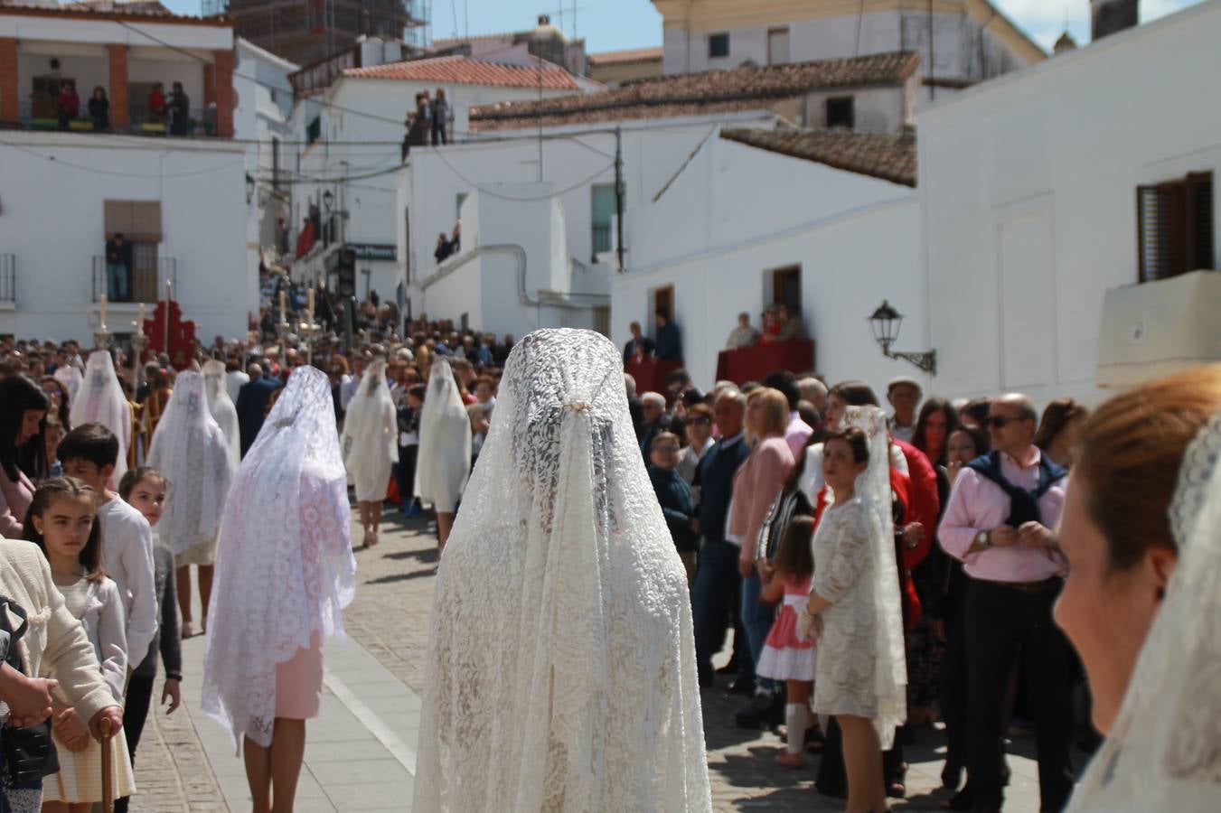 La luz y el gozo han puesto un gran broche a una Semana Santa, aciaga en sus momentos más intensos, a causa del mal tiempo que desde la noche del Miércoles y hasta el Viernes Santo trastocó en buena medida su desarrollo.Hoy el sol ha lucido en el cielo que como, cada Domingo de Resurrección, ha servido de Palio al hermoso Paso de la Virgen del Rosario, haciendo resplandecer, al tiempo, el momento culmen de esta celebración, el reencuentro en la Madre y el Hijo en la Fuente de los Santos, abarrotada de público. El momento ha sido emocionante, con los costaleros de la virgen y del Paso del Resucitado subiendo los brazos al cielo para representar el abrazo de ambas imágenes, ante la tradicional suelta de globos de ecolores y el estrépito de cornetas y tambores.La procesión ha seguido su curso hacia la Plaza de España, también muy concurrida, siendo en este escenario donde, miembros de Grupo Joven de la Cofradía del Coronado han regalado una petalada a la Virgen del Rosario. Ha sido un ofecimiento de la citada Cofradía que la noche del pasado Jueves no pudo obsequiar a su Virgen de la Amargura con esta lluvia de pétalos de rosas, a causa del mal tiempo.Así ha terminado la Semana Santa, incompleta para varias cofradías. La parte más amarga la han vivido la Cofradía del Señor Ecce-Homo que vió acortado su recorrido el Miércoles en una noche desapacible. También la Archicofradía del Santísimo Sacramento que apenas pudo asomarse a la calle y vió concentradas sus emociones en el templo patronal y la Cofradía del Señor Coronado de Espinas que también concentró el sentimieno y la devoción en la ermita de los Santos Mártires, viviendo momenos íntimos de gran emotividad. La Hermandad de la Esperanza Macarena brilló, sin embargo, en la Madrugá jerezana y la Cofradía de Nuestro Padre Jesús Nazareno derrochó fervor la tarde del Viernes en el interior de la iglesia visigoda de Santa María.