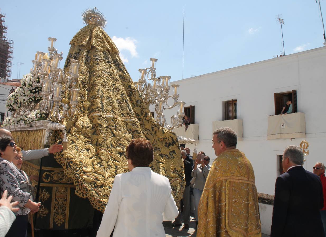 La luz y el gozo han puesto un gran broche a una Semana Santa, aciaga en sus momentos más intensos, a causa del mal tiempo que desde la noche del Miércoles y hasta el Viernes Santo trastocó en buena medida su desarrollo.Hoy el sol ha lucido en el cielo que como, cada Domingo de Resurrección, ha servido de Palio al hermoso Paso de la Virgen del Rosario, haciendo resplandecer, al tiempo, el momento culmen de esta celebración, el reencuentro en la Madre y el Hijo en la Fuente de los Santos, abarrotada de público. El momento ha sido emocionante, con los costaleros de la virgen y del Paso del Resucitado subiendo los brazos al cielo para representar el abrazo de ambas imágenes, ante la tradicional suelta de globos de ecolores y el estrépito de cornetas y tambores.La procesión ha seguido su curso hacia la Plaza de España, también muy concurrida, siendo en este escenario donde, miembros de Grupo Joven de la Cofradía del Coronado han regalado una petalada a la Virgen del Rosario. Ha sido un ofecimiento de la citada Cofradía que la noche del pasado Jueves no pudo obsequiar a su Virgen de la Amargura con esta lluvia de pétalos de rosas, a causa del mal tiempo.Así ha terminado la Semana Santa, incompleta para varias cofradías. La parte más amarga la han vivido la Cofradía del Señor Ecce-Homo que vió acortado su recorrido el Miércoles en una noche desapacible. También la Archicofradía del Santísimo Sacramento que apenas pudo asomarse a la calle y vió concentradas sus emociones en el templo patronal y la Cofradía del Señor Coronado de Espinas que también concentró el sentimieno y la devoción en la ermita de los Santos Mártires, viviendo momenos íntimos de gran emotividad. La Hermandad de la Esperanza Macarena brilló, sin embargo, en la Madrugá jerezana y la Cofradía de Nuestro Padre Jesús Nazareno derrochó fervor la tarde del Viernes en el interior de la iglesia visigoda de Santa María.