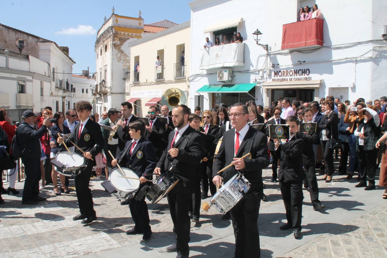 La luz y el gozo han puesto un gran broche a una Semana Santa, aciaga en sus momentos más intensos, a causa del mal tiempo que desde la noche del Miércoles y hasta el Viernes Santo trastocó en buena medida su desarrollo.Hoy el sol ha lucido en el cielo que como, cada Domingo de Resurrección, ha servido de Palio al hermoso Paso de la Virgen del Rosario, haciendo resplandecer, al tiempo, el momento culmen de esta celebración, el reencuentro en la Madre y el Hijo en la Fuente de los Santos, abarrotada de público. El momento ha sido emocionante, con los costaleros de la virgen y del Paso del Resucitado subiendo los brazos al cielo para representar el abrazo de ambas imágenes, ante la tradicional suelta de globos de ecolores y el estrépito de cornetas y tambores.La procesión ha seguido su curso hacia la Plaza de España, también muy concurrida, siendo en este escenario donde, miembros de Grupo Joven de la Cofradía del Coronado han regalado una petalada a la Virgen del Rosario. Ha sido un ofecimiento de la citada Cofradía que la noche del pasado Jueves no pudo obsequiar a su Virgen de la Amargura con esta lluvia de pétalos de rosas, a causa del mal tiempo.Así ha terminado la Semana Santa, incompleta para varias cofradías. La parte más amarga la han vivido la Cofradía del Señor Ecce-Homo que vió acortado su recorrido el Miércoles en una noche desapacible. También la Archicofradía del Santísimo Sacramento que apenas pudo asomarse a la calle y vió concentradas sus emociones en el templo patronal y la Cofradía del Señor Coronado de Espinas que también concentró el sentimieno y la devoción en la ermita de los Santos Mártires, viviendo momenos íntimos de gran emotividad. La Hermandad de la Esperanza Macarena brilló, sin embargo, en la Madrugá jerezana y la Cofradía de Nuestro Padre Jesús Nazareno derrochó fervor la tarde del Viernes en el interior de la iglesia visigoda de Santa María.