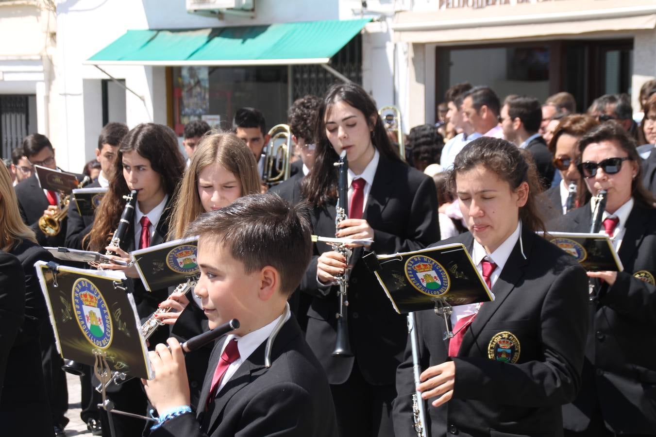 La luz y el gozo han puesto un gran broche a una Semana Santa, aciaga en sus momentos más intensos, a causa del mal tiempo que desde la noche del Miércoles y hasta el Viernes Santo trastocó en buena medida su desarrollo.Hoy el sol ha lucido en el cielo que como, cada Domingo de Resurrección, ha servido de Palio al hermoso Paso de la Virgen del Rosario, haciendo resplandecer, al tiempo, el momento culmen de esta celebración, el reencuentro en la Madre y el Hijo en la Fuente de los Santos, abarrotada de público. El momento ha sido emocionante, con los costaleros de la virgen y del Paso del Resucitado subiendo los brazos al cielo para representar el abrazo de ambas imágenes, ante la tradicional suelta de globos de ecolores y el estrépito de cornetas y tambores.La procesión ha seguido su curso hacia la Plaza de España, también muy concurrida, siendo en este escenario donde, miembros de Grupo Joven de la Cofradía del Coronado han regalado una petalada a la Virgen del Rosario. Ha sido un ofecimiento de la citada Cofradía que la noche del pasado Jueves no pudo obsequiar a su Virgen de la Amargura con esta lluvia de pétalos de rosas, a causa del mal tiempo.Así ha terminado la Semana Santa, incompleta para varias cofradías. La parte más amarga la han vivido la Cofradía del Señor Ecce-Homo que vió acortado su recorrido el Miércoles en una noche desapacible. También la Archicofradía del Santísimo Sacramento que apenas pudo asomarse a la calle y vió concentradas sus emociones en el templo patronal y la Cofradía del Señor Coronado de Espinas que también concentró el sentimieno y la devoción en la ermita de los Santos Mártires, viviendo momenos íntimos de gran emotividad. La Hermandad de la Esperanza Macarena brilló, sin embargo, en la Madrugá jerezana y la Cofradía de Nuestro Padre Jesús Nazareno derrochó fervor la tarde del Viernes en el interior de la iglesia visigoda de Santa María.