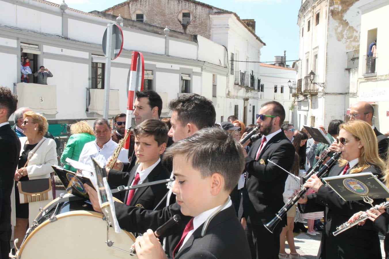 La luz y el gozo han puesto un gran broche a una Semana Santa, aciaga en sus momentos más intensos, a causa del mal tiempo que desde la noche del Miércoles y hasta el Viernes Santo trastocó en buena medida su desarrollo.Hoy el sol ha lucido en el cielo que como, cada Domingo de Resurrección, ha servido de Palio al hermoso Paso de la Virgen del Rosario, haciendo resplandecer, al tiempo, el momento culmen de esta celebración, el reencuentro en la Madre y el Hijo en la Fuente de los Santos, abarrotada de público. El momento ha sido emocionante, con los costaleros de la virgen y del Paso del Resucitado subiendo los brazos al cielo para representar el abrazo de ambas imágenes, ante la tradicional suelta de globos de ecolores y el estrépito de cornetas y tambores.La procesión ha seguido su curso hacia la Plaza de España, también muy concurrida, siendo en este escenario donde, miembros de Grupo Joven de la Cofradía del Coronado han regalado una petalada a la Virgen del Rosario. Ha sido un ofecimiento de la citada Cofradía que la noche del pasado Jueves no pudo obsequiar a su Virgen de la Amargura con esta lluvia de pétalos de rosas, a causa del mal tiempo.Así ha terminado la Semana Santa, incompleta para varias cofradías. La parte más amarga la han vivido la Cofradía del Señor Ecce-Homo que vió acortado su recorrido el Miércoles en una noche desapacible. También la Archicofradía del Santísimo Sacramento que apenas pudo asomarse a la calle y vió concentradas sus emociones en el templo patronal y la Cofradía del Señor Coronado de Espinas que también concentró el sentimieno y la devoción en la ermita de los Santos Mártires, viviendo momenos íntimos de gran emotividad. La Hermandad de la Esperanza Macarena brilló, sin embargo, en la Madrugá jerezana y la Cofradía de Nuestro Padre Jesús Nazareno derrochó fervor la tarde del Viernes en el interior de la iglesia visigoda de Santa María.