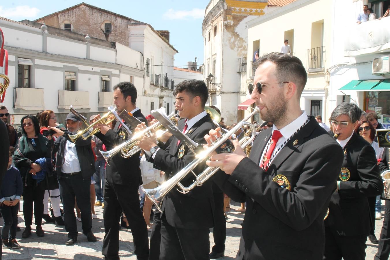 La luz y el gozo han puesto un gran broche a una Semana Santa, aciaga en sus momentos más intensos, a causa del mal tiempo que desde la noche del Miércoles y hasta el Viernes Santo trastocó en buena medida su desarrollo.Hoy el sol ha lucido en el cielo que como, cada Domingo de Resurrección, ha servido de Palio al hermoso Paso de la Virgen del Rosario, haciendo resplandecer, al tiempo, el momento culmen de esta celebración, el reencuentro en la Madre y el Hijo en la Fuente de los Santos, abarrotada de público. El momento ha sido emocionante, con los costaleros de la virgen y del Paso del Resucitado subiendo los brazos al cielo para representar el abrazo de ambas imágenes, ante la tradicional suelta de globos de ecolores y el estrépito de cornetas y tambores.La procesión ha seguido su curso hacia la Plaza de España, también muy concurrida, siendo en este escenario donde, miembros de Grupo Joven de la Cofradía del Coronado han regalado una petalada a la Virgen del Rosario. Ha sido un ofecimiento de la citada Cofradía que la noche del pasado Jueves no pudo obsequiar a su Virgen de la Amargura con esta lluvia de pétalos de rosas, a causa del mal tiempo.Así ha terminado la Semana Santa, incompleta para varias cofradías. La parte más amarga la han vivido la Cofradía del Señor Ecce-Homo que vió acortado su recorrido el Miércoles en una noche desapacible. También la Archicofradía del Santísimo Sacramento que apenas pudo asomarse a la calle y vió concentradas sus emociones en el templo patronal y la Cofradía del Señor Coronado de Espinas que también concentró el sentimieno y la devoción en la ermita de los Santos Mártires, viviendo momenos íntimos de gran emotividad. La Hermandad de la Esperanza Macarena brilló, sin embargo, en la Madrugá jerezana y la Cofradía de Nuestro Padre Jesús Nazareno derrochó fervor la tarde del Viernes en el interior de la iglesia visigoda de Santa María.