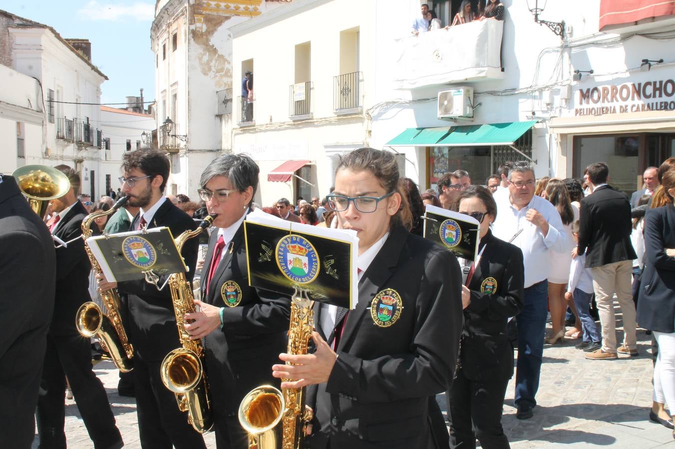 La luz y el gozo han puesto un gran broche a una Semana Santa, aciaga en sus momentos más intensos, a causa del mal tiempo que desde la noche del Miércoles y hasta el Viernes Santo trastocó en buena medida su desarrollo.Hoy el sol ha lucido en el cielo que como, cada Domingo de Resurrección, ha servido de Palio al hermoso Paso de la Virgen del Rosario, haciendo resplandecer, al tiempo, el momento culmen de esta celebración, el reencuentro en la Madre y el Hijo en la Fuente de los Santos, abarrotada de público. El momento ha sido emocionante, con los costaleros de la virgen y del Paso del Resucitado subiendo los brazos al cielo para representar el abrazo de ambas imágenes, ante la tradicional suelta de globos de ecolores y el estrépito de cornetas y tambores.La procesión ha seguido su curso hacia la Plaza de España, también muy concurrida, siendo en este escenario donde, miembros de Grupo Joven de la Cofradía del Coronado han regalado una petalada a la Virgen del Rosario. Ha sido un ofecimiento de la citada Cofradía que la noche del pasado Jueves no pudo obsequiar a su Virgen de la Amargura con esta lluvia de pétalos de rosas, a causa del mal tiempo.Así ha terminado la Semana Santa, incompleta para varias cofradías. La parte más amarga la han vivido la Cofradía del Señor Ecce-Homo que vió acortado su recorrido el Miércoles en una noche desapacible. También la Archicofradía del Santísimo Sacramento que apenas pudo asomarse a la calle y vió concentradas sus emociones en el templo patronal y la Cofradía del Señor Coronado de Espinas que también concentró el sentimieno y la devoción en la ermita de los Santos Mártires, viviendo momenos íntimos de gran emotividad. La Hermandad de la Esperanza Macarena brilló, sin embargo, en la Madrugá jerezana y la Cofradía de Nuestro Padre Jesús Nazareno derrochó fervor la tarde del Viernes en el interior de la iglesia visigoda de Santa María.