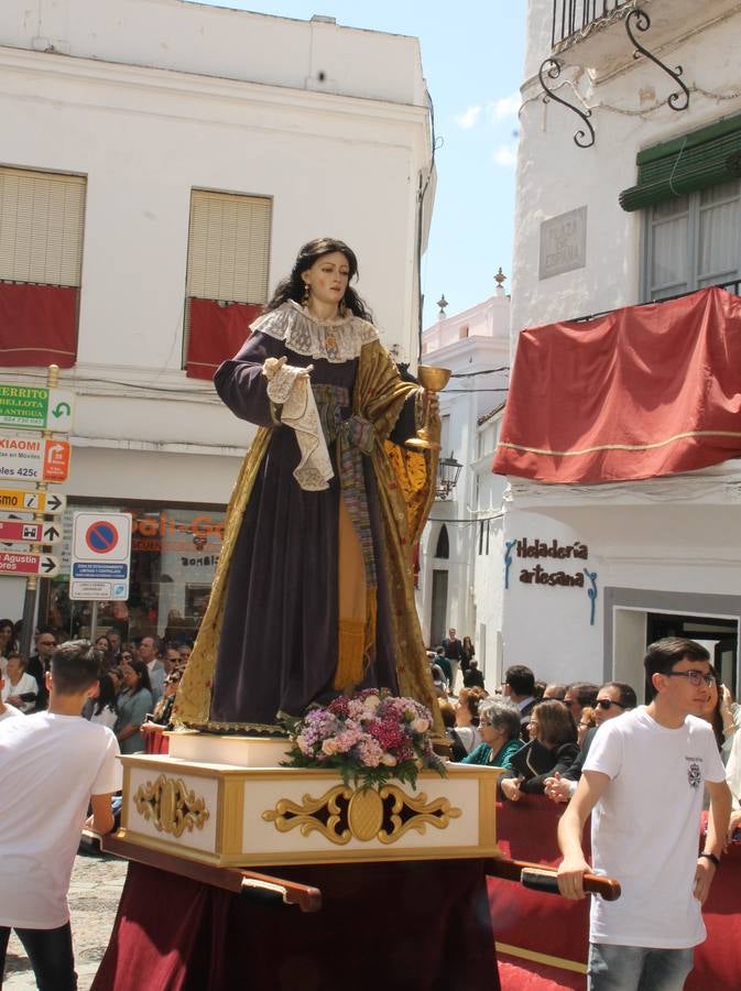 La luz y el gozo han puesto un gran broche a una Semana Santa, aciaga en sus momentos más intensos, a causa del mal tiempo que desde la noche del Miércoles y hasta el Viernes Santo trastocó en buena medida su desarrollo.Hoy el sol ha lucido en el cielo que como, cada Domingo de Resurrección, ha servido de Palio al hermoso Paso de la Virgen del Rosario, haciendo resplandecer, al tiempo, el momento culmen de esta celebración, el reencuentro en la Madre y el Hijo en la Fuente de los Santos, abarrotada de público. El momento ha sido emocionante, con los costaleros de la virgen y del Paso del Resucitado subiendo los brazos al cielo para representar el abrazo de ambas imágenes, ante la tradicional suelta de globos de ecolores y el estrépito de cornetas y tambores.La procesión ha seguido su curso hacia la Plaza de España, también muy concurrida, siendo en este escenario donde, miembros de Grupo Joven de la Cofradía del Coronado han regalado una petalada a la Virgen del Rosario. Ha sido un ofecimiento de la citada Cofradía que la noche del pasado Jueves no pudo obsequiar a su Virgen de la Amargura con esta lluvia de pétalos de rosas, a causa del mal tiempo.Así ha terminado la Semana Santa, incompleta para varias cofradías. La parte más amarga la han vivido la Cofradía del Señor Ecce-Homo que vió acortado su recorrido el Miércoles en una noche desapacible. También la Archicofradía del Santísimo Sacramento que apenas pudo asomarse a la calle y vió concentradas sus emociones en el templo patronal y la Cofradía del Señor Coronado de Espinas que también concentró el sentimieno y la devoción en la ermita de los Santos Mártires, viviendo momenos íntimos de gran emotividad. La Hermandad de la Esperanza Macarena brilló, sin embargo, en la Madrugá jerezana y la Cofradía de Nuestro Padre Jesús Nazareno derrochó fervor la tarde del Viernes en el interior de la iglesia visigoda de Santa María.
