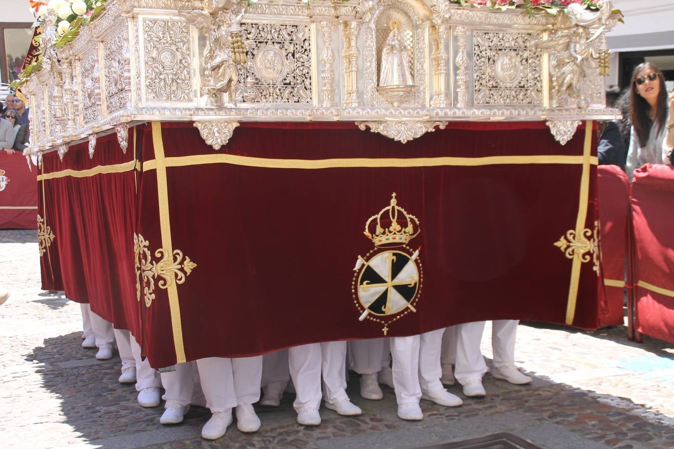 La luz y el gozo han puesto un gran broche a una Semana Santa, aciaga en sus momentos más intensos, a causa del mal tiempo que desde la noche del Miércoles y hasta el Viernes Santo trastocó en buena medida su desarrollo.Hoy el sol ha lucido en el cielo que como, cada Domingo de Resurrección, ha servido de Palio al hermoso Paso de la Virgen del Rosario, haciendo resplandecer, al tiempo, el momento culmen de esta celebración, el reencuentro en la Madre y el Hijo en la Fuente de los Santos, abarrotada de público. El momento ha sido emocionante, con los costaleros de la virgen y del Paso del Resucitado subiendo los brazos al cielo para representar el abrazo de ambas imágenes, ante la tradicional suelta de globos de ecolores y el estrépito de cornetas y tambores.La procesión ha seguido su curso hacia la Plaza de España, también muy concurrida, siendo en este escenario donde, miembros de Grupo Joven de la Cofradía del Coronado han regalado una petalada a la Virgen del Rosario. Ha sido un ofecimiento de la citada Cofradía que la noche del pasado Jueves no pudo obsequiar a su Virgen de la Amargura con esta lluvia de pétalos de rosas, a causa del mal tiempo.Así ha terminado la Semana Santa, incompleta para varias cofradías. La parte más amarga la han vivido la Cofradía del Señor Ecce-Homo que vió acortado su recorrido el Miércoles en una noche desapacible. También la Archicofradía del Santísimo Sacramento que apenas pudo asomarse a la calle y vió concentradas sus emociones en el templo patronal y la Cofradía del Señor Coronado de Espinas que también concentró el sentimieno y la devoción en la ermita de los Santos Mártires, viviendo momenos íntimos de gran emotividad. La Hermandad de la Esperanza Macarena brilló, sin embargo, en la Madrugá jerezana y la Cofradía de Nuestro Padre Jesús Nazareno derrochó fervor la tarde del Viernes en el interior de la iglesia visigoda de Santa María.