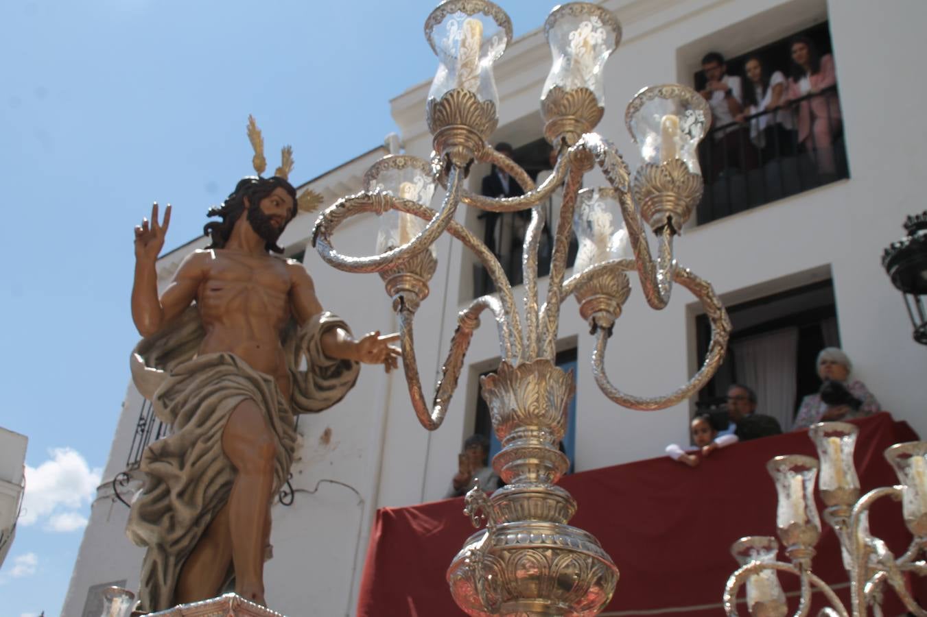 La luz y el gozo han puesto un gran broche a una Semana Santa, aciaga en sus momentos más intensos, a causa del mal tiempo que desde la noche del Miércoles y hasta el Viernes Santo trastocó en buena medida su desarrollo.Hoy el sol ha lucido en el cielo que como, cada Domingo de Resurrección, ha servido de Palio al hermoso Paso de la Virgen del Rosario, haciendo resplandecer, al tiempo, el momento culmen de esta celebración, el reencuentro en la Madre y el Hijo en la Fuente de los Santos, abarrotada de público. El momento ha sido emocionante, con los costaleros de la virgen y del Paso del Resucitado subiendo los brazos al cielo para representar el abrazo de ambas imágenes, ante la tradicional suelta de globos de ecolores y el estrépito de cornetas y tambores.La procesión ha seguido su curso hacia la Plaza de España, también muy concurrida, siendo en este escenario donde, miembros de Grupo Joven de la Cofradía del Coronado han regalado una petalada a la Virgen del Rosario. Ha sido un ofecimiento de la citada Cofradía que la noche del pasado Jueves no pudo obsequiar a su Virgen de la Amargura con esta lluvia de pétalos de rosas, a causa del mal tiempo.Así ha terminado la Semana Santa, incompleta para varias cofradías. La parte más amarga la han vivido la Cofradía del Señor Ecce-Homo que vió acortado su recorrido el Miércoles en una noche desapacible. También la Archicofradía del Santísimo Sacramento que apenas pudo asomarse a la calle y vió concentradas sus emociones en el templo patronal y la Cofradía del Señor Coronado de Espinas que también concentró el sentimieno y la devoción en la ermita de los Santos Mártires, viviendo momenos íntimos de gran emotividad. La Hermandad de la Esperanza Macarena brilló, sin embargo, en la Madrugá jerezana y la Cofradía de Nuestro Padre Jesús Nazareno derrochó fervor la tarde del Viernes en el interior de la iglesia visigoda de Santa María.