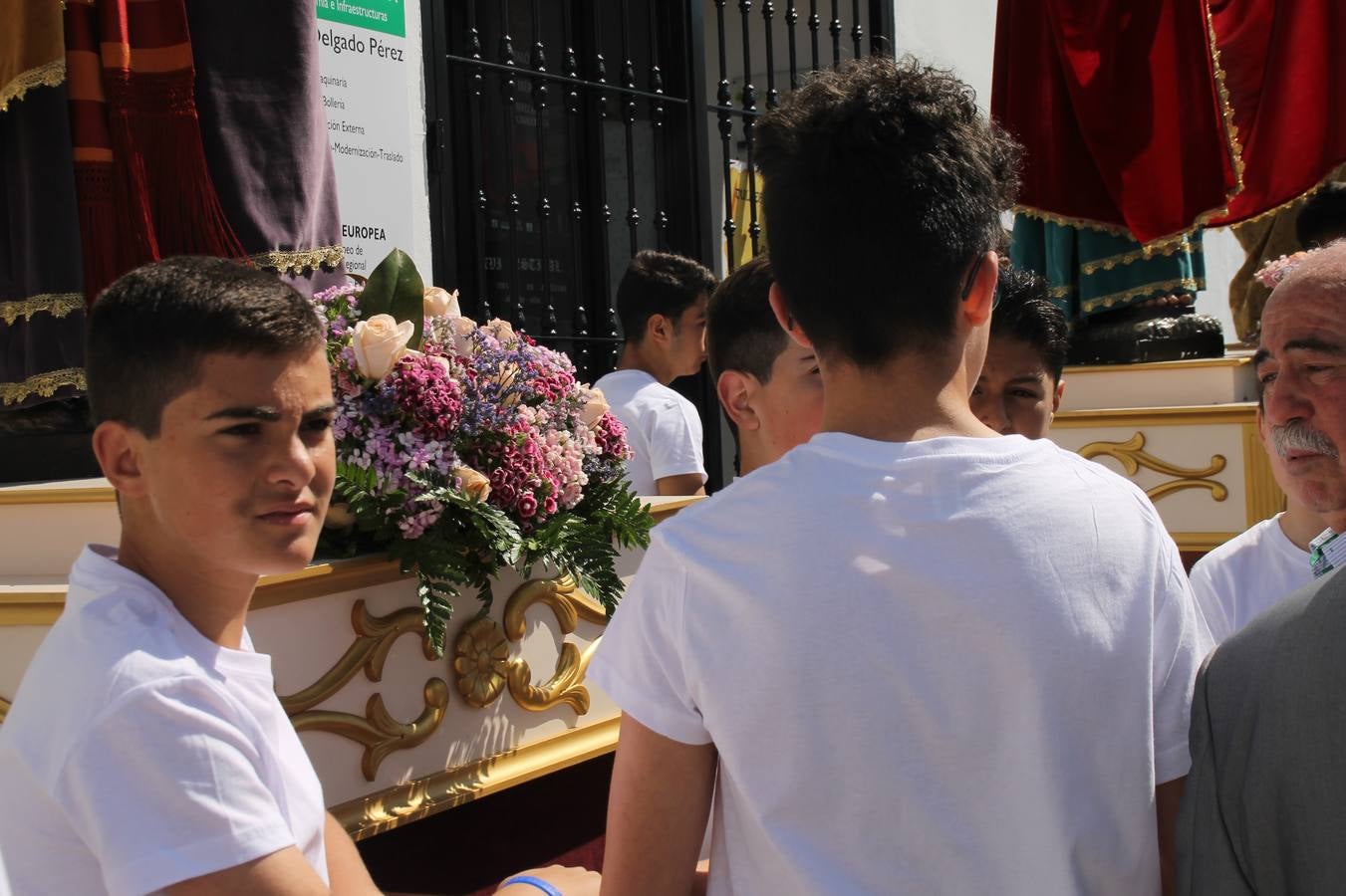 La luz y el gozo han puesto un gran broche a una Semana Santa, aciaga en sus momentos más intensos, a causa del mal tiempo que desde la noche del Miércoles y hasta el Viernes Santo trastocó en buena medida su desarrollo.Hoy el sol ha lucido en el cielo que como, cada Domingo de Resurrección, ha servido de Palio al hermoso Paso de la Virgen del Rosario, haciendo resplandecer, al tiempo, el momento culmen de esta celebración, el reencuentro en la Madre y el Hijo en la Fuente de los Santos, abarrotada de público. El momento ha sido emocionante, con los costaleros de la virgen y del Paso del Resucitado subiendo los brazos al cielo para representar el abrazo de ambas imágenes, ante la tradicional suelta de globos de ecolores y el estrépito de cornetas y tambores.La procesión ha seguido su curso hacia la Plaza de España, también muy concurrida, siendo en este escenario donde, miembros de Grupo Joven de la Cofradía del Coronado han regalado una petalada a la Virgen del Rosario. Ha sido un ofecimiento de la citada Cofradía que la noche del pasado Jueves no pudo obsequiar a su Virgen de la Amargura con esta lluvia de pétalos de rosas, a causa del mal tiempo.Así ha terminado la Semana Santa, incompleta para varias cofradías. La parte más amarga la han vivido la Cofradía del Señor Ecce-Homo que vió acortado su recorrido el Miércoles en una noche desapacible. También la Archicofradía del Santísimo Sacramento que apenas pudo asomarse a la calle y vió concentradas sus emociones en el templo patronal y la Cofradía del Señor Coronado de Espinas que también concentró el sentimieno y la devoción en la ermita de los Santos Mártires, viviendo momenos íntimos de gran emotividad. La Hermandad de la Esperanza Macarena brilló, sin embargo, en la Madrugá jerezana y la Cofradía de Nuestro Padre Jesús Nazareno derrochó fervor la tarde del Viernes en el interior de la iglesia visigoda de Santa María.