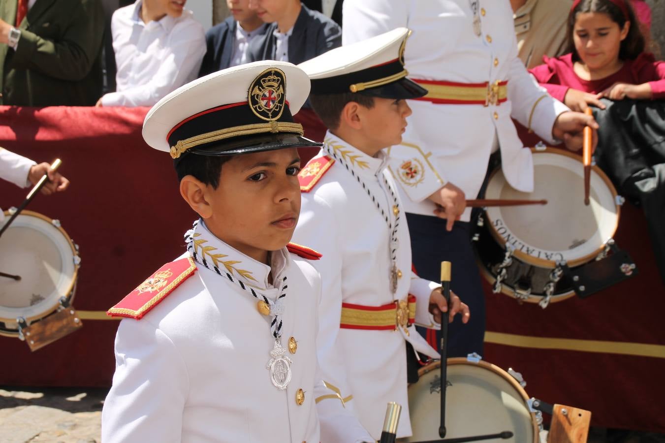 La luz y el gozo han puesto un gran broche a una Semana Santa, aciaga en sus momentos más intensos, a causa del mal tiempo que desde la noche del Miércoles y hasta el Viernes Santo trastocó en buena medida su desarrollo.Hoy el sol ha lucido en el cielo que como, cada Domingo de Resurrección, ha servido de Palio al hermoso Paso de la Virgen del Rosario, haciendo resplandecer, al tiempo, el momento culmen de esta celebración, el reencuentro en la Madre y el Hijo en la Fuente de los Santos, abarrotada de público. El momento ha sido emocionante, con los costaleros de la virgen y del Paso del Resucitado subiendo los brazos al cielo para representar el abrazo de ambas imágenes, ante la tradicional suelta de globos de ecolores y el estrépito de cornetas y tambores.La procesión ha seguido su curso hacia la Plaza de España, también muy concurrida, siendo en este escenario donde, miembros de Grupo Joven de la Cofradía del Coronado han regalado una petalada a la Virgen del Rosario. Ha sido un ofecimiento de la citada Cofradía que la noche del pasado Jueves no pudo obsequiar a su Virgen de la Amargura con esta lluvia de pétalos de rosas, a causa del mal tiempo.Así ha terminado la Semana Santa, incompleta para varias cofradías. La parte más amarga la han vivido la Cofradía del Señor Ecce-Homo que vió acortado su recorrido el Miércoles en una noche desapacible. También la Archicofradía del Santísimo Sacramento que apenas pudo asomarse a la calle y vió concentradas sus emociones en el templo patronal y la Cofradía del Señor Coronado de Espinas que también concentró el sentimieno y la devoción en la ermita de los Santos Mártires, viviendo momenos íntimos de gran emotividad. La Hermandad de la Esperanza Macarena brilló, sin embargo, en la Madrugá jerezana y la Cofradía de Nuestro Padre Jesús Nazareno derrochó fervor la tarde del Viernes en el interior de la iglesia visigoda de Santa María.