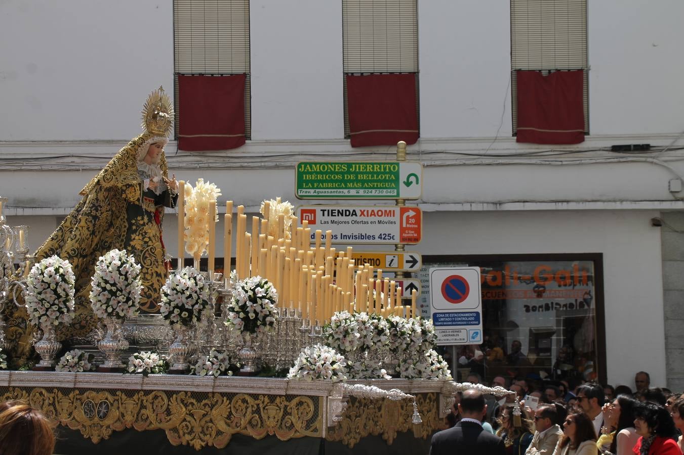 La luz y el gozo han puesto un gran broche a una Semana Santa, aciaga en sus momentos más intensos, a causa del mal tiempo que desde la noche del Miércoles y hasta el Viernes Santo trastocó en buena medida su desarrollo.Hoy el sol ha lucido en el cielo que como, cada Domingo de Resurrección, ha servido de Palio al hermoso Paso de la Virgen del Rosario, haciendo resplandecer, al tiempo, el momento culmen de esta celebración, el reencuentro en la Madre y el Hijo en la Fuente de los Santos, abarrotada de público. El momento ha sido emocionante, con los costaleros de la virgen y del Paso del Resucitado subiendo los brazos al cielo para representar el abrazo de ambas imágenes, ante la tradicional suelta de globos de ecolores y el estrépito de cornetas y tambores.La procesión ha seguido su curso hacia la Plaza de España, también muy concurrida, siendo en este escenario donde, miembros de Grupo Joven de la Cofradía del Coronado han regalado una petalada a la Virgen del Rosario. Ha sido un ofecimiento de la citada Cofradía que la noche del pasado Jueves no pudo obsequiar a su Virgen de la Amargura con esta lluvia de pétalos de rosas, a causa del mal tiempo.Así ha terminado la Semana Santa, incompleta para varias cofradías. La parte más amarga la han vivido la Cofradía del Señor Ecce-Homo que vió acortado su recorrido el Miércoles en una noche desapacible. También la Archicofradía del Santísimo Sacramento que apenas pudo asomarse a la calle y vió concentradas sus emociones en el templo patronal y la Cofradía del Señor Coronado de Espinas que también concentró el sentimieno y la devoción en la ermita de los Santos Mártires, viviendo momenos íntimos de gran emotividad. La Hermandad de la Esperanza Macarena brilló, sin embargo, en la Madrugá jerezana y la Cofradía de Nuestro Padre Jesús Nazareno derrochó fervor la tarde del Viernes en el interior de la iglesia visigoda de Santa María.