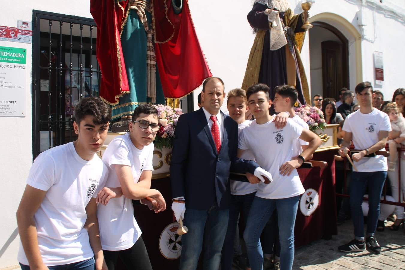 La luz y el gozo han puesto un gran broche a una Semana Santa, aciaga en sus momentos más intensos, a causa del mal tiempo que desde la noche del Miércoles y hasta el Viernes Santo trastocó en buena medida su desarrollo.Hoy el sol ha lucido en el cielo que como, cada Domingo de Resurrección, ha servido de Palio al hermoso Paso de la Virgen del Rosario, haciendo resplandecer, al tiempo, el momento culmen de esta celebración, el reencuentro en la Madre y el Hijo en la Fuente de los Santos, abarrotada de público. El momento ha sido emocionante, con los costaleros de la virgen y del Paso del Resucitado subiendo los brazos al cielo para representar el abrazo de ambas imágenes, ante la tradicional suelta de globos de ecolores y el estrépito de cornetas y tambores.La procesión ha seguido su curso hacia la Plaza de España, también muy concurrida, siendo en este escenario donde, miembros de Grupo Joven de la Cofradía del Coronado han regalado una petalada a la Virgen del Rosario. Ha sido un ofecimiento de la citada Cofradía que la noche del pasado Jueves no pudo obsequiar a su Virgen de la Amargura con esta lluvia de pétalos de rosas, a causa del mal tiempo.Así ha terminado la Semana Santa, incompleta para varias cofradías. La parte más amarga la han vivido la Cofradía del Señor Ecce-Homo que vió acortado su recorrido el Miércoles en una noche desapacible. También la Archicofradía del Santísimo Sacramento que apenas pudo asomarse a la calle y vió concentradas sus emociones en el templo patronal y la Cofradía del Señor Coronado de Espinas que también concentró el sentimieno y la devoción en la ermita de los Santos Mártires, viviendo momenos íntimos de gran emotividad. La Hermandad de la Esperanza Macarena brilló, sin embargo, en la Madrugá jerezana y la Cofradía de Nuestro Padre Jesús Nazareno derrochó fervor la tarde del Viernes en el interior de la iglesia visigoda de Santa María.