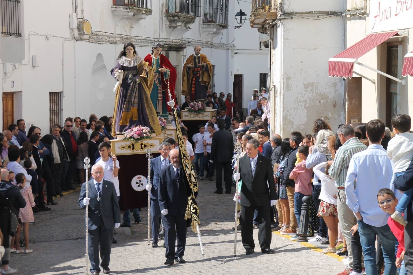La luz y el gozo han puesto un gran broche a una Semana Santa, aciaga en sus momentos más intensos, a causa del mal tiempo que desde la noche del Miércoles y hasta el Viernes Santo trastocó en buena medida su desarrollo.Hoy el sol ha lucido en el cielo que como, cada Domingo de Resurrección, ha servido de Palio al hermoso Paso de la Virgen del Rosario, haciendo resplandecer, al tiempo, el momento culmen de esta celebración, el reencuentro en la Madre y el Hijo en la Fuente de los Santos, abarrotada de público. El momento ha sido emocionante, con los costaleros de la virgen y del Paso del Resucitado subiendo los brazos al cielo para representar el abrazo de ambas imágenes, ante la tradicional suelta de globos de ecolores y el estrépito de cornetas y tambores.La procesión ha seguido su curso hacia la Plaza de España, también muy concurrida, siendo en este escenario donde, miembros de Grupo Joven de la Cofradía del Coronado han regalado una petalada a la Virgen del Rosario. Ha sido un ofecimiento de la citada Cofradía que la noche del pasado Jueves no pudo obsequiar a su Virgen de la Amargura con esta lluvia de pétalos de rosas, a causa del mal tiempo.Así ha terminado la Semana Santa, incompleta para varias cofradías. La parte más amarga la han vivido la Cofradía del Señor Ecce-Homo que vió acortado su recorrido el Miércoles en una noche desapacible. También la Archicofradía del Santísimo Sacramento que apenas pudo asomarse a la calle y vió concentradas sus emociones en el templo patronal y la Cofradía del Señor Coronado de Espinas que también concentró el sentimieno y la devoción en la ermita de los Santos Mártires, viviendo momenos íntimos de gran emotividad. La Hermandad de la Esperanza Macarena brilló, sin embargo, en la Madrugá jerezana y la Cofradía de Nuestro Padre Jesús Nazareno derrochó fervor la tarde del Viernes en el interior de la iglesia visigoda de Santa María.