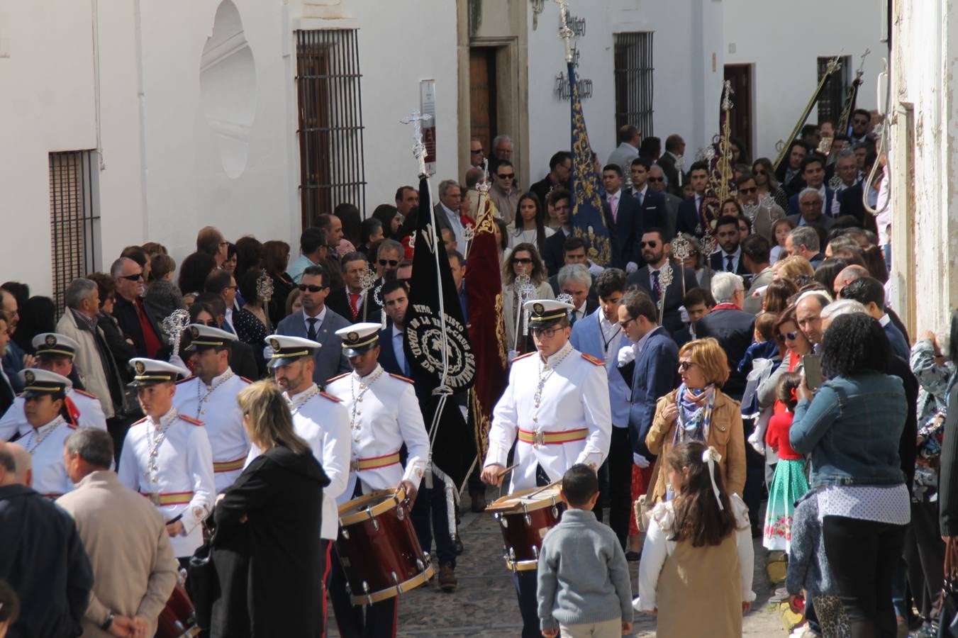 La luz y el gozo han puesto un gran broche a una Semana Santa, aciaga en sus momentos más intensos, a causa del mal tiempo que desde la noche del Miércoles y hasta el Viernes Santo trastocó en buena medida su desarrollo.Hoy el sol ha lucido en el cielo que como, cada Domingo de Resurrección, ha servido de Palio al hermoso Paso de la Virgen del Rosario, haciendo resplandecer, al tiempo, el momento culmen de esta celebración, el reencuentro en la Madre y el Hijo en la Fuente de los Santos, abarrotada de público. El momento ha sido emocionante, con los costaleros de la virgen y del Paso del Resucitado subiendo los brazos al cielo para representar el abrazo de ambas imágenes, ante la tradicional suelta de globos de ecolores y el estrépito de cornetas y tambores.La procesión ha seguido su curso hacia la Plaza de España, también muy concurrida, siendo en este escenario donde, miembros de Grupo Joven de la Cofradía del Coronado han regalado una petalada a la Virgen del Rosario. Ha sido un ofecimiento de la citada Cofradía que la noche del pasado Jueves no pudo obsequiar a su Virgen de la Amargura con esta lluvia de pétalos de rosas, a causa del mal tiempo.Así ha terminado la Semana Santa, incompleta para varias cofradías. La parte más amarga la han vivido la Cofradía del Señor Ecce-Homo que vió acortado su recorrido el Miércoles en una noche desapacible. También la Archicofradía del Santísimo Sacramento que apenas pudo asomarse a la calle y vió concentradas sus emociones en el templo patronal y la Cofradía del Señor Coronado de Espinas que también concentró el sentimieno y la devoción en la ermita de los Santos Mártires, viviendo momenos íntimos de gran emotividad. La Hermandad de la Esperanza Macarena brilló, sin embargo, en la Madrugá jerezana y la Cofradía de Nuestro Padre Jesús Nazareno derrochó fervor la tarde del Viernes en el interior de la iglesia visigoda de Santa María.