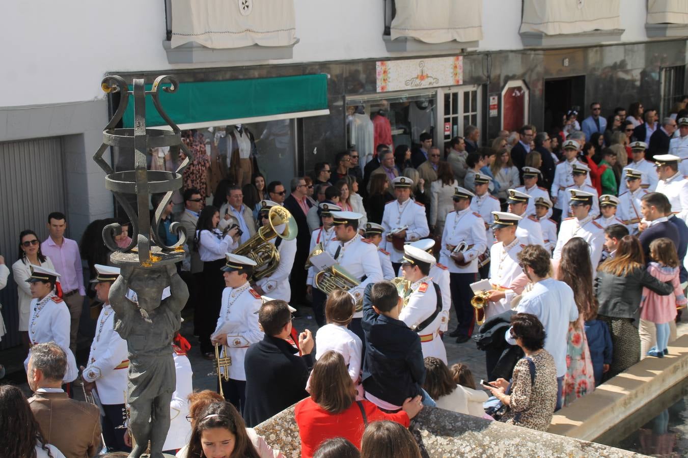 La luz y el gozo han puesto un gran broche a una Semana Santa, aciaga en sus momentos más intensos, a causa del mal tiempo que desde la noche del Miércoles y hasta el Viernes Santo trastocó en buena medida su desarrollo.Hoy el sol ha lucido en el cielo que como, cada Domingo de Resurrección, ha servido de Palio al hermoso Paso de la Virgen del Rosario, haciendo resplandecer, al tiempo, el momento culmen de esta celebración, el reencuentro en la Madre y el Hijo en la Fuente de los Santos, abarrotada de público. El momento ha sido emocionante, con los costaleros de la virgen y del Paso del Resucitado subiendo los brazos al cielo para representar el abrazo de ambas imágenes, ante la tradicional suelta de globos de ecolores y el estrépito de cornetas y tambores.La procesión ha seguido su curso hacia la Plaza de España, también muy concurrida, siendo en este escenario donde, miembros de Grupo Joven de la Cofradía del Coronado han regalado una petalada a la Virgen del Rosario. Ha sido un ofecimiento de la citada Cofradía que la noche del pasado Jueves no pudo obsequiar a su Virgen de la Amargura con esta lluvia de pétalos de rosas, a causa del mal tiempo.Así ha terminado la Semana Santa, incompleta para varias cofradías. La parte más amarga la han vivido la Cofradía del Señor Ecce-Homo que vió acortado su recorrido el Miércoles en una noche desapacible. También la Archicofradía del Santísimo Sacramento que apenas pudo asomarse a la calle y vió concentradas sus emociones en el templo patronal y la Cofradía del Señor Coronado de Espinas que también concentró el sentimieno y la devoción en la ermita de los Santos Mártires, viviendo momenos íntimos de gran emotividad. La Hermandad de la Esperanza Macarena brilló, sin embargo, en la Madrugá jerezana y la Cofradía de Nuestro Padre Jesús Nazareno derrochó fervor la tarde del Viernes en el interior de la iglesia visigoda de Santa María.