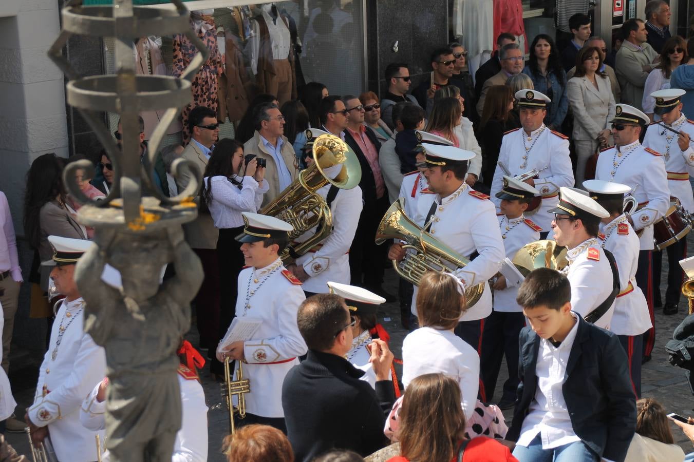 La luz y el gozo han puesto un gran broche a una Semana Santa, aciaga en sus momentos más intensos, a causa del mal tiempo que desde la noche del Miércoles y hasta el Viernes Santo trastocó en buena medida su desarrollo.Hoy el sol ha lucido en el cielo que como, cada Domingo de Resurrección, ha servido de Palio al hermoso Paso de la Virgen del Rosario, haciendo resplandecer, al tiempo, el momento culmen de esta celebración, el reencuentro en la Madre y el Hijo en la Fuente de los Santos, abarrotada de público. El momento ha sido emocionante, con los costaleros de la virgen y del Paso del Resucitado subiendo los brazos al cielo para representar el abrazo de ambas imágenes, ante la tradicional suelta de globos de ecolores y el estrépito de cornetas y tambores.La procesión ha seguido su curso hacia la Plaza de España, también muy concurrida, siendo en este escenario donde, miembros de Grupo Joven de la Cofradía del Coronado han regalado una petalada a la Virgen del Rosario. Ha sido un ofecimiento de la citada Cofradía que la noche del pasado Jueves no pudo obsequiar a su Virgen de la Amargura con esta lluvia de pétalos de rosas, a causa del mal tiempo.Así ha terminado la Semana Santa, incompleta para varias cofradías. La parte más amarga la han vivido la Cofradía del Señor Ecce-Homo que vió acortado su recorrido el Miércoles en una noche desapacible. También la Archicofradía del Santísimo Sacramento que apenas pudo asomarse a la calle y vió concentradas sus emociones en el templo patronal y la Cofradía del Señor Coronado de Espinas que también concentró el sentimieno y la devoción en la ermita de los Santos Mártires, viviendo momenos íntimos de gran emotividad. La Hermandad de la Esperanza Macarena brilló, sin embargo, en la Madrugá jerezana y la Cofradía de Nuestro Padre Jesús Nazareno derrochó fervor la tarde del Viernes en el interior de la iglesia visigoda de Santa María.