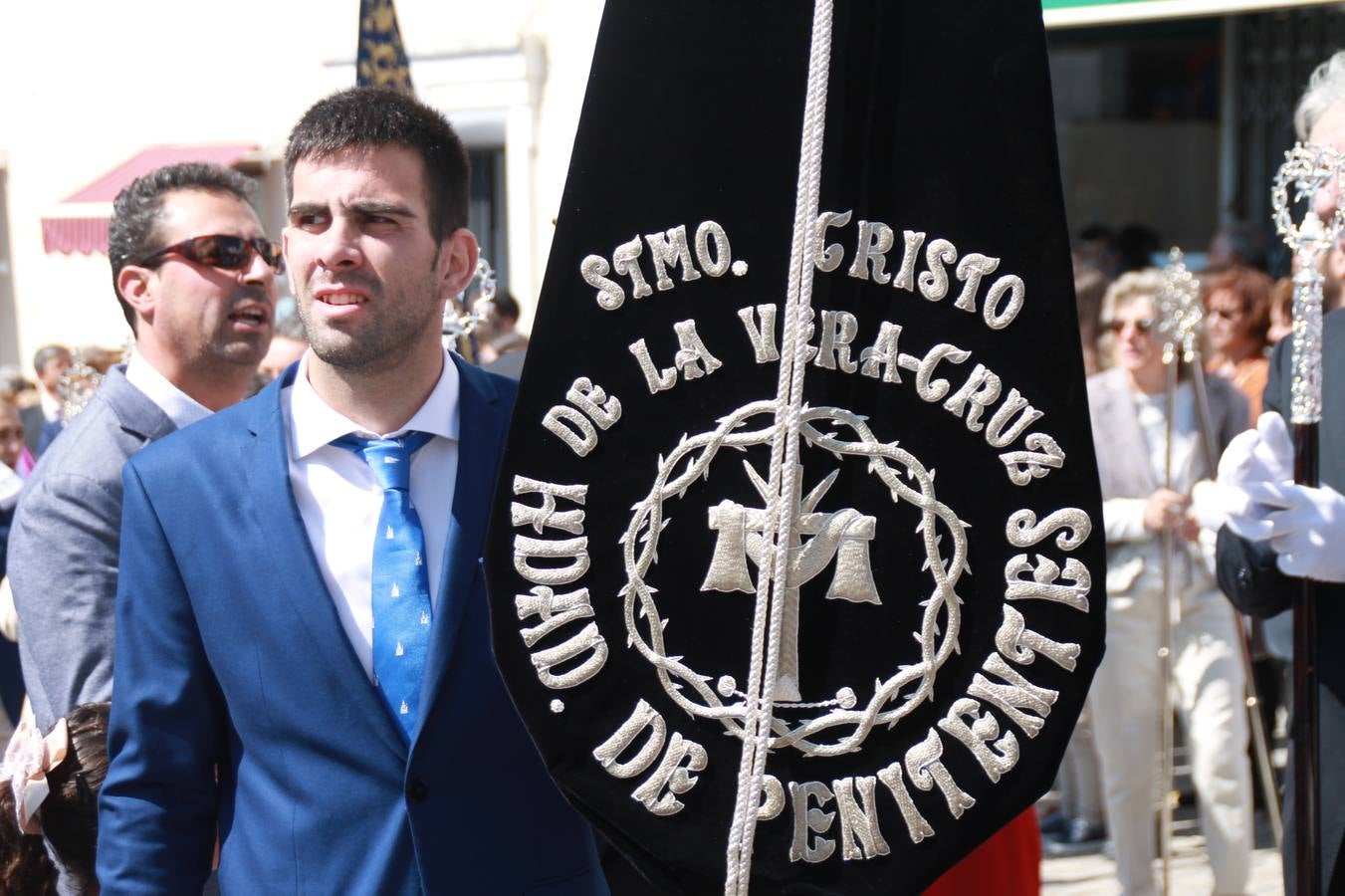 La luz y el gozo han puesto un gran broche a una Semana Santa, aciaga en sus momentos más intensos, a causa del mal tiempo que desde la noche del Miércoles y hasta el Viernes Santo trastocó en buena medida su desarrollo.Hoy el sol ha lucido en el cielo que como, cada Domingo de Resurrección, ha servido de Palio al hermoso Paso de la Virgen del Rosario, haciendo resplandecer, al tiempo, el momento culmen de esta celebración, el reencuentro en la Madre y el Hijo en la Fuente de los Santos, abarrotada de público. El momento ha sido emocionante, con los costaleros de la virgen y del Paso del Resucitado subiendo los brazos al cielo para representar el abrazo de ambas imágenes, ante la tradicional suelta de globos de ecolores y el estrépito de cornetas y tambores.La procesión ha seguido su curso hacia la Plaza de España, también muy concurrida, siendo en este escenario donde, miembros de Grupo Joven de la Cofradía del Coronado han regalado una petalada a la Virgen del Rosario. Ha sido un ofecimiento de la citada Cofradía que la noche del pasado Jueves no pudo obsequiar a su Virgen de la Amargura con esta lluvia de pétalos de rosas, a causa del mal tiempo.Así ha terminado la Semana Santa, incompleta para varias cofradías. La parte más amarga la han vivido la Cofradía del Señor Ecce-Homo que vió acortado su recorrido el Miércoles en una noche desapacible. También la Archicofradía del Santísimo Sacramento que apenas pudo asomarse a la calle y vió concentradas sus emociones en el templo patronal y la Cofradía del Señor Coronado de Espinas que también concentró el sentimieno y la devoción en la ermita de los Santos Mártires, viviendo momenos íntimos de gran emotividad. La Hermandad de la Esperanza Macarena brilló, sin embargo, en la Madrugá jerezana y la Cofradía de Nuestro Padre Jesús Nazareno derrochó fervor la tarde del Viernes en el interior de la iglesia visigoda de Santa María.