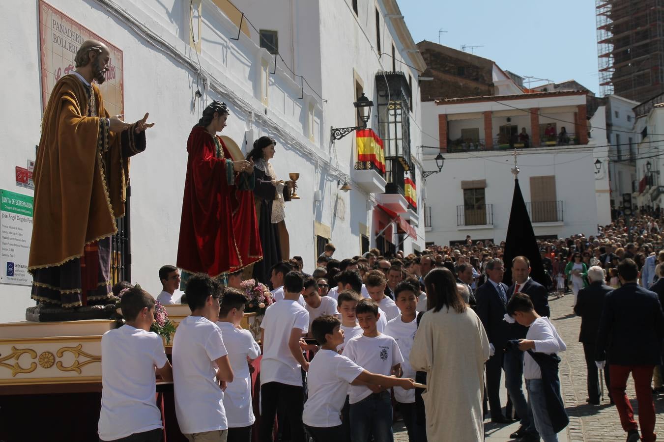 La luz y el gozo han puesto un gran broche a una Semana Santa, aciaga en sus momentos más intensos, a causa del mal tiempo que desde la noche del Miércoles y hasta el Viernes Santo trastocó en buena medida su desarrollo.Hoy el sol ha lucido en el cielo que como, cada Domingo de Resurrección, ha servido de Palio al hermoso Paso de la Virgen del Rosario, haciendo resplandecer, al tiempo, el momento culmen de esta celebración, el reencuentro en la Madre y el Hijo en la Fuente de los Santos, abarrotada de público. El momento ha sido emocionante, con los costaleros de la virgen y del Paso del Resucitado subiendo los brazos al cielo para representar el abrazo de ambas imágenes, ante la tradicional suelta de globos de ecolores y el estrépito de cornetas y tambores.La procesión ha seguido su curso hacia la Plaza de España, también muy concurrida, siendo en este escenario donde, miembros de Grupo Joven de la Cofradía del Coronado han regalado una petalada a la Virgen del Rosario. Ha sido un ofecimiento de la citada Cofradía que la noche del pasado Jueves no pudo obsequiar a su Virgen de la Amargura con esta lluvia de pétalos de rosas, a causa del mal tiempo.Así ha terminado la Semana Santa, incompleta para varias cofradías. La parte más amarga la han vivido la Cofradía del Señor Ecce-Homo que vió acortado su recorrido el Miércoles en una noche desapacible. También la Archicofradía del Santísimo Sacramento que apenas pudo asomarse a la calle y vió concentradas sus emociones en el templo patronal y la Cofradía del Señor Coronado de Espinas que también concentró el sentimieno y la devoción en la ermita de los Santos Mártires, viviendo momenos íntimos de gran emotividad. La Hermandad de la Esperanza Macarena brilló, sin embargo, en la Madrugá jerezana y la Cofradía de Nuestro Padre Jesús Nazareno derrochó fervor la tarde del Viernes en el interior de la iglesia visigoda de Santa María.