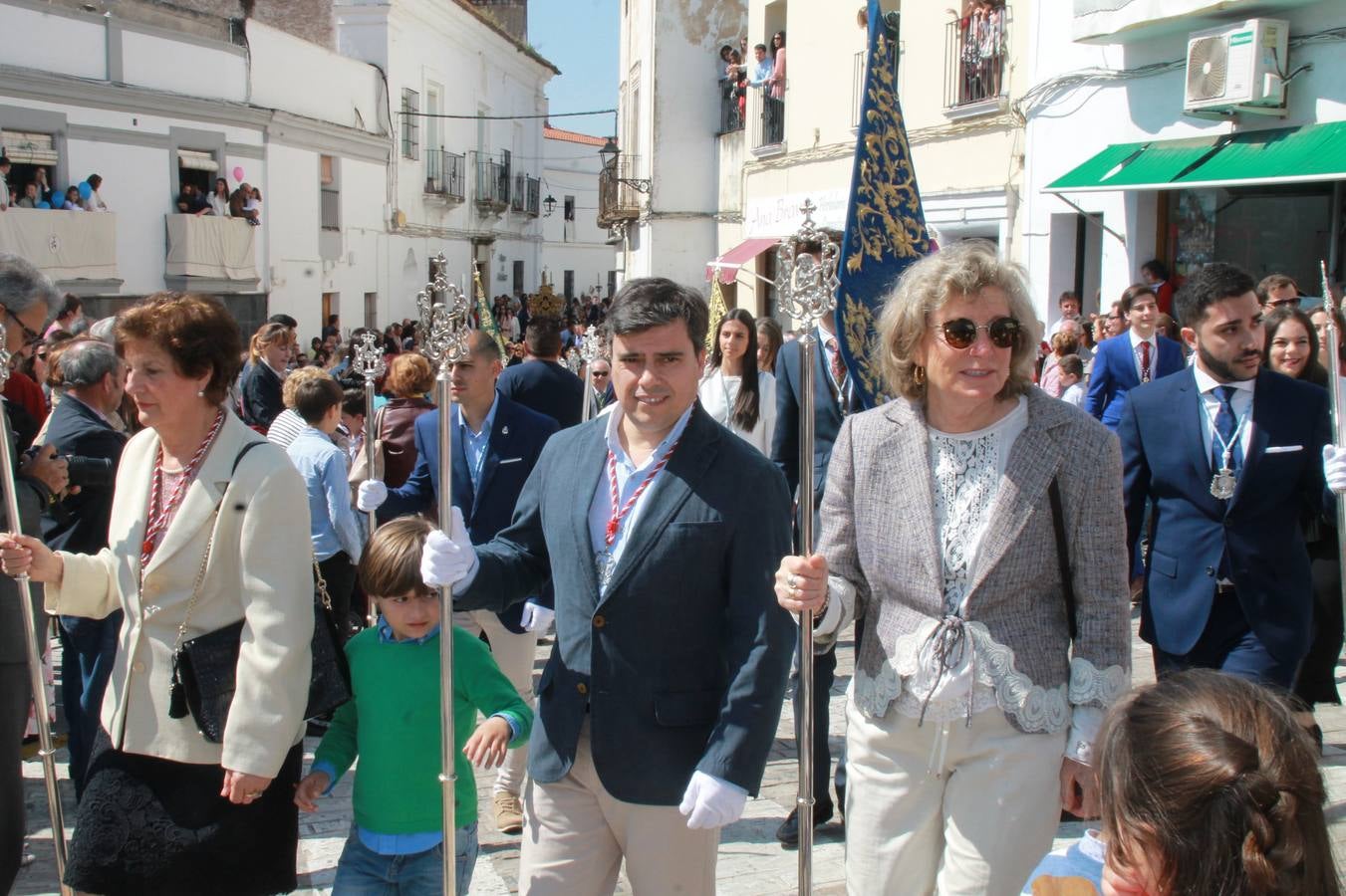 La luz y el gozo han puesto un gran broche a una Semana Santa, aciaga en sus momentos más intensos, a causa del mal tiempo que desde la noche del Miércoles y hasta el Viernes Santo trastocó en buena medida su desarrollo.Hoy el sol ha lucido en el cielo que como, cada Domingo de Resurrección, ha servido de Palio al hermoso Paso de la Virgen del Rosario, haciendo resplandecer, al tiempo, el momento culmen de esta celebración, el reencuentro en la Madre y el Hijo en la Fuente de los Santos, abarrotada de público. El momento ha sido emocionante, con los costaleros de la virgen y del Paso del Resucitado subiendo los brazos al cielo para representar el abrazo de ambas imágenes, ante la tradicional suelta de globos de ecolores y el estrépito de cornetas y tambores.La procesión ha seguido su curso hacia la Plaza de España, también muy concurrida, siendo en este escenario donde, miembros de Grupo Joven de la Cofradía del Coronado han regalado una petalada a la Virgen del Rosario. Ha sido un ofecimiento de la citada Cofradía que la noche del pasado Jueves no pudo obsequiar a su Virgen de la Amargura con esta lluvia de pétalos de rosas, a causa del mal tiempo.Así ha terminado la Semana Santa, incompleta para varias cofradías. La parte más amarga la han vivido la Cofradía del Señor Ecce-Homo que vió acortado su recorrido el Miércoles en una noche desapacible. También la Archicofradía del Santísimo Sacramento que apenas pudo asomarse a la calle y vió concentradas sus emociones en el templo patronal y la Cofradía del Señor Coronado de Espinas que también concentró el sentimieno y la devoción en la ermita de los Santos Mártires, viviendo momenos íntimos de gran emotividad. La Hermandad de la Esperanza Macarena brilló, sin embargo, en la Madrugá jerezana y la Cofradía de Nuestro Padre Jesús Nazareno derrochó fervor la tarde del Viernes en el interior de la iglesia visigoda de Santa María.