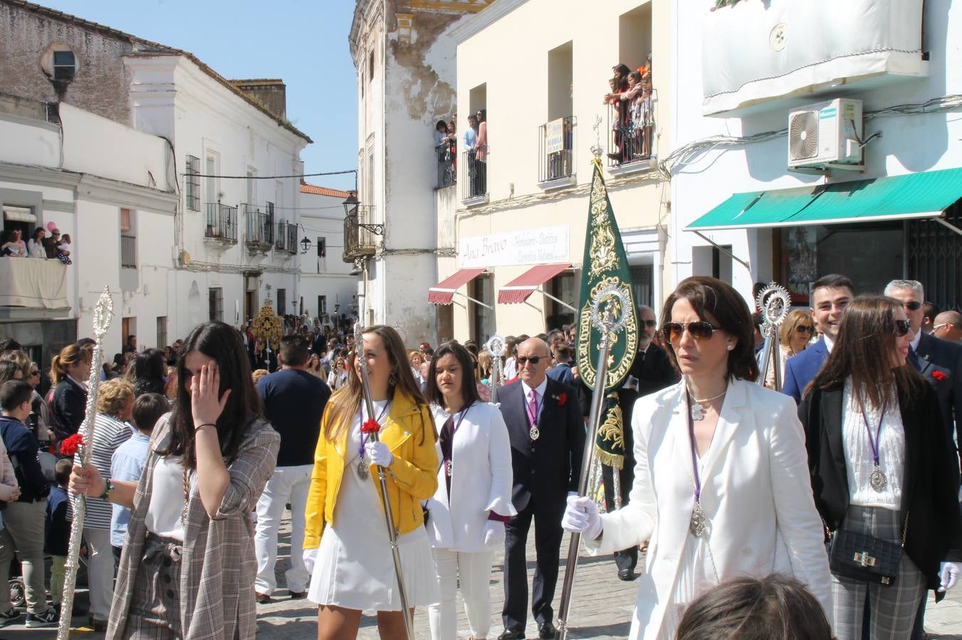 La luz y el gozo han puesto un gran broche a una Semana Santa, aciaga en sus momentos más intensos, a causa del mal tiempo que desde la noche del Miércoles y hasta el Viernes Santo trastocó en buena medida su desarrollo.Hoy el sol ha lucido en el cielo que como, cada Domingo de Resurrección, ha servido de Palio al hermoso Paso de la Virgen del Rosario, haciendo resplandecer, al tiempo, el momento culmen de esta celebración, el reencuentro en la Madre y el Hijo en la Fuente de los Santos, abarrotada de público. El momento ha sido emocionante, con los costaleros de la virgen y del Paso del Resucitado subiendo los brazos al cielo para representar el abrazo de ambas imágenes, ante la tradicional suelta de globos de ecolores y el estrépito de cornetas y tambores.La procesión ha seguido su curso hacia la Plaza de España, también muy concurrida, siendo en este escenario donde, miembros de Grupo Joven de la Cofradía del Coronado han regalado una petalada a la Virgen del Rosario. Ha sido un ofecimiento de la citada Cofradía que la noche del pasado Jueves no pudo obsequiar a su Virgen de la Amargura con esta lluvia de pétalos de rosas, a causa del mal tiempo.Así ha terminado la Semana Santa, incompleta para varias cofradías. La parte más amarga la han vivido la Cofradía del Señor Ecce-Homo que vió acortado su recorrido el Miércoles en una noche desapacible. También la Archicofradía del Santísimo Sacramento que apenas pudo asomarse a la calle y vió concentradas sus emociones en el templo patronal y la Cofradía del Señor Coronado de Espinas que también concentró el sentimieno y la devoción en la ermita de los Santos Mártires, viviendo momenos íntimos de gran emotividad. La Hermandad de la Esperanza Macarena brilló, sin embargo, en la Madrugá jerezana y la Cofradía de Nuestro Padre Jesús Nazareno derrochó fervor la tarde del Viernes en el interior de la iglesia visigoda de Santa María.