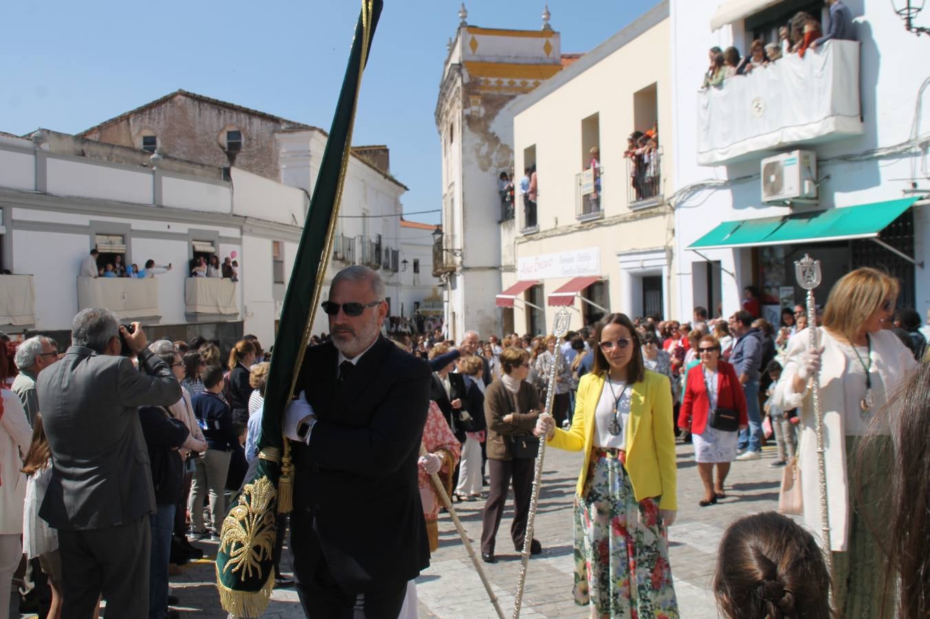 La luz y el gozo han puesto un gran broche a una Semana Santa, aciaga en sus momentos más intensos, a causa del mal tiempo que desde la noche del Miércoles y hasta el Viernes Santo trastocó en buena medida su desarrollo.Hoy el sol ha lucido en el cielo que como, cada Domingo de Resurrección, ha servido de Palio al hermoso Paso de la Virgen del Rosario, haciendo resplandecer, al tiempo, el momento culmen de esta celebración, el reencuentro en la Madre y el Hijo en la Fuente de los Santos, abarrotada de público. El momento ha sido emocionante, con los costaleros de la virgen y del Paso del Resucitado subiendo los brazos al cielo para representar el abrazo de ambas imágenes, ante la tradicional suelta de globos de ecolores y el estrépito de cornetas y tambores.La procesión ha seguido su curso hacia la Plaza de España, también muy concurrida, siendo en este escenario donde, miembros de Grupo Joven de la Cofradía del Coronado han regalado una petalada a la Virgen del Rosario. Ha sido un ofecimiento de la citada Cofradía que la noche del pasado Jueves no pudo obsequiar a su Virgen de la Amargura con esta lluvia de pétalos de rosas, a causa del mal tiempo.Así ha terminado la Semana Santa, incompleta para varias cofradías. La parte más amarga la han vivido la Cofradía del Señor Ecce-Homo que vió acortado su recorrido el Miércoles en una noche desapacible. También la Archicofradía del Santísimo Sacramento que apenas pudo asomarse a la calle y vió concentradas sus emociones en el templo patronal y la Cofradía del Señor Coronado de Espinas que también concentró el sentimieno y la devoción en la ermita de los Santos Mártires, viviendo momenos íntimos de gran emotividad. La Hermandad de la Esperanza Macarena brilló, sin embargo, en la Madrugá jerezana y la Cofradía de Nuestro Padre Jesús Nazareno derrochó fervor la tarde del Viernes en el interior de la iglesia visigoda de Santa María.