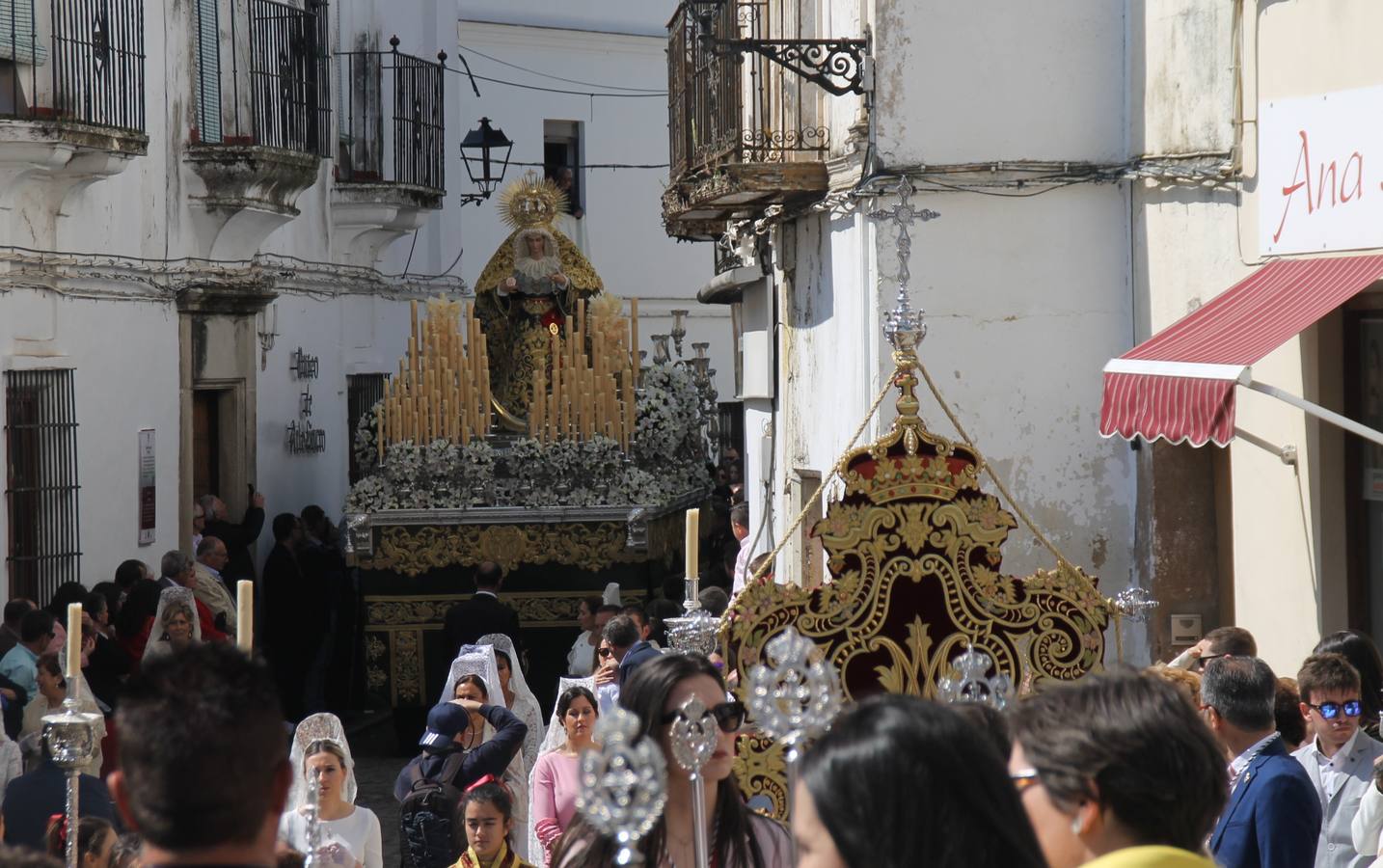 La luz y el gozo han puesto un gran broche a una Semana Santa, aciaga en sus momentos más intensos, a causa del mal tiempo que desde la noche del Miércoles y hasta el Viernes Santo trastocó en buena medida su desarrollo.Hoy el sol ha lucido en el cielo que como, cada Domingo de Resurrección, ha servido de Palio al hermoso Paso de la Virgen del Rosario, haciendo resplandecer, al tiempo, el momento culmen de esta celebración, el reencuentro en la Madre y el Hijo en la Fuente de los Santos, abarrotada de público. El momento ha sido emocionante, con los costaleros de la virgen y del Paso del Resucitado subiendo los brazos al cielo para representar el abrazo de ambas imágenes, ante la tradicional suelta de globos de ecolores y el estrépito de cornetas y tambores.La procesión ha seguido su curso hacia la Plaza de España, también muy concurrida, siendo en este escenario donde, miembros de Grupo Joven de la Cofradía del Coronado han regalado una petalada a la Virgen del Rosario. Ha sido un ofecimiento de la citada Cofradía que la noche del pasado Jueves no pudo obsequiar a su Virgen de la Amargura con esta lluvia de pétalos de rosas, a causa del mal tiempo.Así ha terminado la Semana Santa, incompleta para varias cofradías. La parte más amarga la han vivido la Cofradía del Señor Ecce-Homo que vió acortado su recorrido el Miércoles en una noche desapacible. También la Archicofradía del Santísimo Sacramento que apenas pudo asomarse a la calle y vió concentradas sus emociones en el templo patronal y la Cofradía del Señor Coronado de Espinas que también concentró el sentimieno y la devoción en la ermita de los Santos Mártires, viviendo momenos íntimos de gran emotividad. La Hermandad de la Esperanza Macarena brilló, sin embargo, en la Madrugá jerezana y la Cofradía de Nuestro Padre Jesús Nazareno derrochó fervor la tarde del Viernes en el interior de la iglesia visigoda de Santa María.