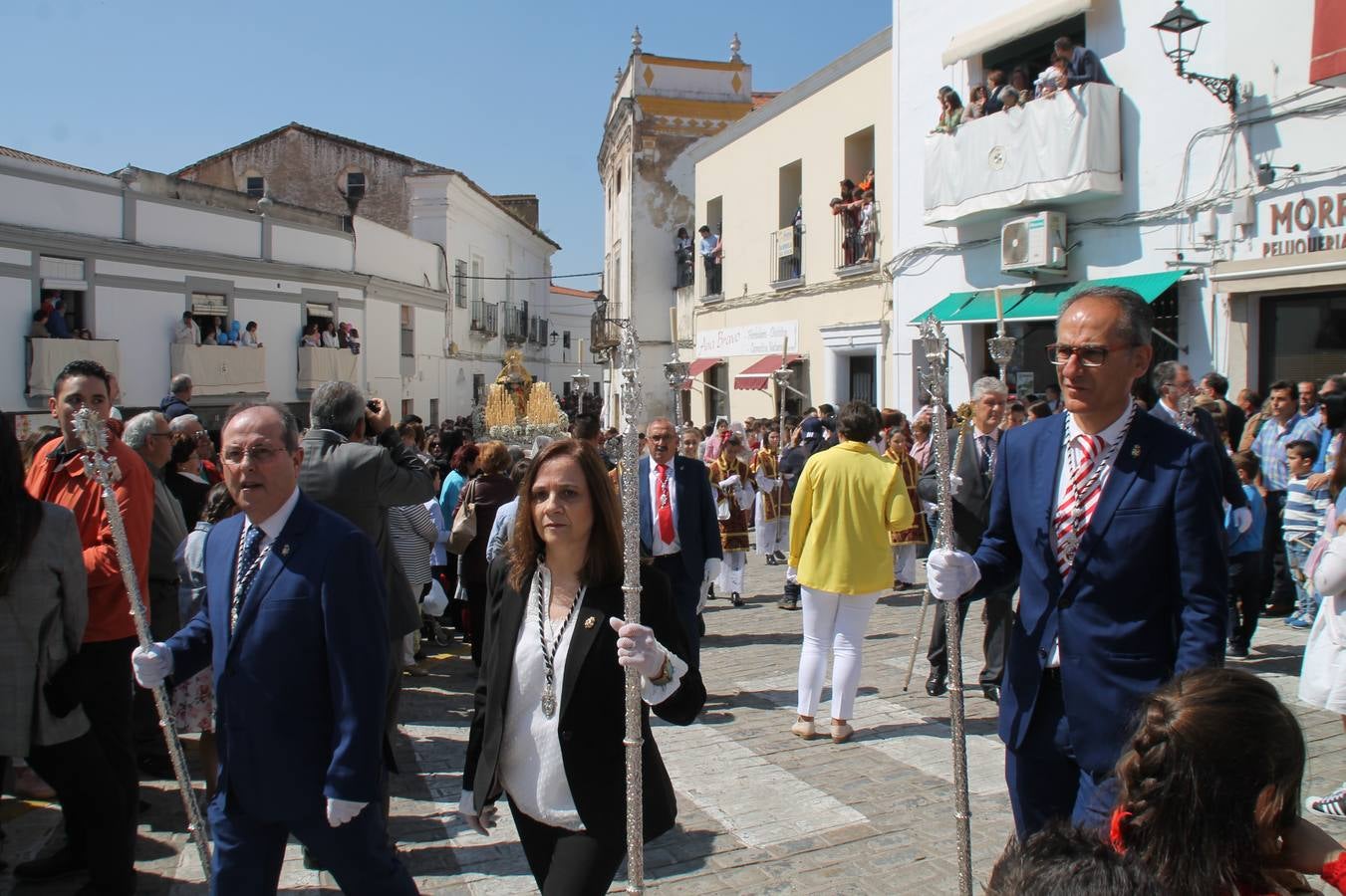 La luz y el gozo han puesto un gran broche a una Semana Santa, aciaga en sus momentos más intensos, a causa del mal tiempo que desde la noche del Miércoles y hasta el Viernes Santo trastocó en buena medida su desarrollo.Hoy el sol ha lucido en el cielo que como, cada Domingo de Resurrección, ha servido de Palio al hermoso Paso de la Virgen del Rosario, haciendo resplandecer, al tiempo, el momento culmen de esta celebración, el reencuentro en la Madre y el Hijo en la Fuente de los Santos, abarrotada de público. El momento ha sido emocionante, con los costaleros de la virgen y del Paso del Resucitado subiendo los brazos al cielo para representar el abrazo de ambas imágenes, ante la tradicional suelta de globos de ecolores y el estrépito de cornetas y tambores.La procesión ha seguido su curso hacia la Plaza de España, también muy concurrida, siendo en este escenario donde, miembros de Grupo Joven de la Cofradía del Coronado han regalado una petalada a la Virgen del Rosario. Ha sido un ofecimiento de la citada Cofradía que la noche del pasado Jueves no pudo obsequiar a su Virgen de la Amargura con esta lluvia de pétalos de rosas, a causa del mal tiempo.Así ha terminado la Semana Santa, incompleta para varias cofradías. La parte más amarga la han vivido la Cofradía del Señor Ecce-Homo que vió acortado su recorrido el Miércoles en una noche desapacible. También la Archicofradía del Santísimo Sacramento que apenas pudo asomarse a la calle y vió concentradas sus emociones en el templo patronal y la Cofradía del Señor Coronado de Espinas que también concentró el sentimieno y la devoción en la ermita de los Santos Mártires, viviendo momenos íntimos de gran emotividad. La Hermandad de la Esperanza Macarena brilló, sin embargo, en la Madrugá jerezana y la Cofradía de Nuestro Padre Jesús Nazareno derrochó fervor la tarde del Viernes en el interior de la iglesia visigoda de Santa María.