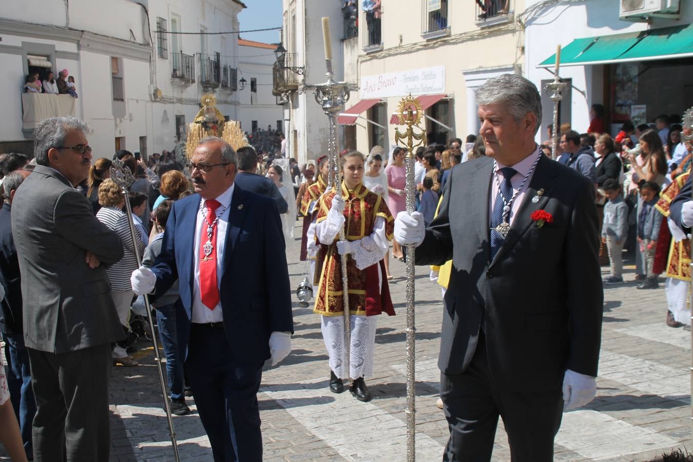 La luz y el gozo han puesto un gran broche a una Semana Santa, aciaga en sus momentos más intensos, a causa del mal tiempo que desde la noche del Miércoles y hasta el Viernes Santo trastocó en buena medida su desarrollo.Hoy el sol ha lucido en el cielo que como, cada Domingo de Resurrección, ha servido de Palio al hermoso Paso de la Virgen del Rosario, haciendo resplandecer, al tiempo, el momento culmen de esta celebración, el reencuentro en la Madre y el Hijo en la Fuente de los Santos, abarrotada de público. El momento ha sido emocionante, con los costaleros de la virgen y del Paso del Resucitado subiendo los brazos al cielo para representar el abrazo de ambas imágenes, ante la tradicional suelta de globos de ecolores y el estrépito de cornetas y tambores.La procesión ha seguido su curso hacia la Plaza de España, también muy concurrida, siendo en este escenario donde, miembros de Grupo Joven de la Cofradía del Coronado han regalado una petalada a la Virgen del Rosario. Ha sido un ofecimiento de la citada Cofradía que la noche del pasado Jueves no pudo obsequiar a su Virgen de la Amargura con esta lluvia de pétalos de rosas, a causa del mal tiempo.Así ha terminado la Semana Santa, incompleta para varias cofradías. La parte más amarga la han vivido la Cofradía del Señor Ecce-Homo que vió acortado su recorrido el Miércoles en una noche desapacible. También la Archicofradía del Santísimo Sacramento que apenas pudo asomarse a la calle y vió concentradas sus emociones en el templo patronal y la Cofradía del Señor Coronado de Espinas que también concentró el sentimieno y la devoción en la ermita de los Santos Mártires, viviendo momenos íntimos de gran emotividad. La Hermandad de la Esperanza Macarena brilló, sin embargo, en la Madrugá jerezana y la Cofradía de Nuestro Padre Jesús Nazareno derrochó fervor la tarde del Viernes en el interior de la iglesia visigoda de Santa María.