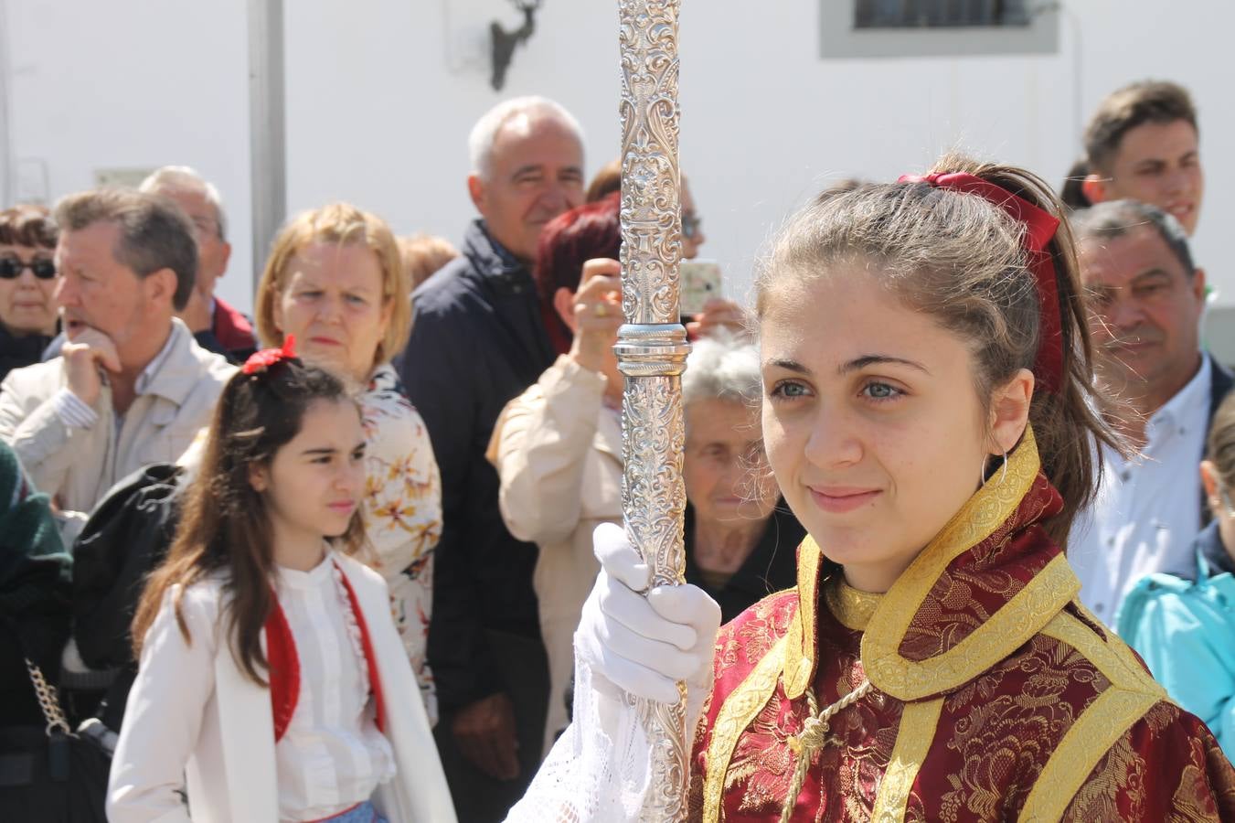 La luz y el gozo han puesto un gran broche a una Semana Santa, aciaga en sus momentos más intensos, a causa del mal tiempo que desde la noche del Miércoles y hasta el Viernes Santo trastocó en buena medida su desarrollo.Hoy el sol ha lucido en el cielo que como, cada Domingo de Resurrección, ha servido de Palio al hermoso Paso de la Virgen del Rosario, haciendo resplandecer, al tiempo, el momento culmen de esta celebración, el reencuentro en la Madre y el Hijo en la Fuente de los Santos, abarrotada de público. El momento ha sido emocionante, con los costaleros de la virgen y del Paso del Resucitado subiendo los brazos al cielo para representar el abrazo de ambas imágenes, ante la tradicional suelta de globos de ecolores y el estrépito de cornetas y tambores.La procesión ha seguido su curso hacia la Plaza de España, también muy concurrida, siendo en este escenario donde, miembros de Grupo Joven de la Cofradía del Coronado han regalado una petalada a la Virgen del Rosario. Ha sido un ofecimiento de la citada Cofradía que la noche del pasado Jueves no pudo obsequiar a su Virgen de la Amargura con esta lluvia de pétalos de rosas, a causa del mal tiempo.Así ha terminado la Semana Santa, incompleta para varias cofradías. La parte más amarga la han vivido la Cofradía del Señor Ecce-Homo que vió acortado su recorrido el Miércoles en una noche desapacible. También la Archicofradía del Santísimo Sacramento que apenas pudo asomarse a la calle y vió concentradas sus emociones en el templo patronal y la Cofradía del Señor Coronado de Espinas que también concentró el sentimieno y la devoción en la ermita de los Santos Mártires, viviendo momenos íntimos de gran emotividad. La Hermandad de la Esperanza Macarena brilló, sin embargo, en la Madrugá jerezana y la Cofradía de Nuestro Padre Jesús Nazareno derrochó fervor la tarde del Viernes en el interior de la iglesia visigoda de Santa María.