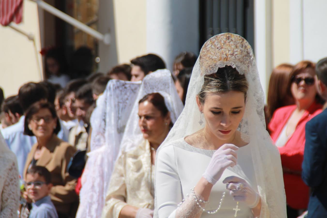 La luz y el gozo han puesto un gran broche a una Semana Santa, aciaga en sus momentos más intensos, a causa del mal tiempo que desde la noche del Miércoles y hasta el Viernes Santo trastocó en buena medida su desarrollo.Hoy el sol ha lucido en el cielo que como, cada Domingo de Resurrección, ha servido de Palio al hermoso Paso de la Virgen del Rosario, haciendo resplandecer, al tiempo, el momento culmen de esta celebración, el reencuentro en la Madre y el Hijo en la Fuente de los Santos, abarrotada de público. El momento ha sido emocionante, con los costaleros de la virgen y del Paso del Resucitado subiendo los brazos al cielo para representar el abrazo de ambas imágenes, ante la tradicional suelta de globos de ecolores y el estrépito de cornetas y tambores.La procesión ha seguido su curso hacia la Plaza de España, también muy concurrida, siendo en este escenario donde, miembros de Grupo Joven de la Cofradía del Coronado han regalado una petalada a la Virgen del Rosario. Ha sido un ofecimiento de la citada Cofradía que la noche del pasado Jueves no pudo obsequiar a su Virgen de la Amargura con esta lluvia de pétalos de rosas, a causa del mal tiempo.Así ha terminado la Semana Santa, incompleta para varias cofradías. La parte más amarga la han vivido la Cofradía del Señor Ecce-Homo que vió acortado su recorrido el Miércoles en una noche desapacible. También la Archicofradía del Santísimo Sacramento que apenas pudo asomarse a la calle y vió concentradas sus emociones en el templo patronal y la Cofradía del Señor Coronado de Espinas que también concentró el sentimieno y la devoción en la ermita de los Santos Mártires, viviendo momenos íntimos de gran emotividad. La Hermandad de la Esperanza Macarena brilló, sin embargo, en la Madrugá jerezana y la Cofradía de Nuestro Padre Jesús Nazareno derrochó fervor la tarde del Viernes en el interior de la iglesia visigoda de Santa María.