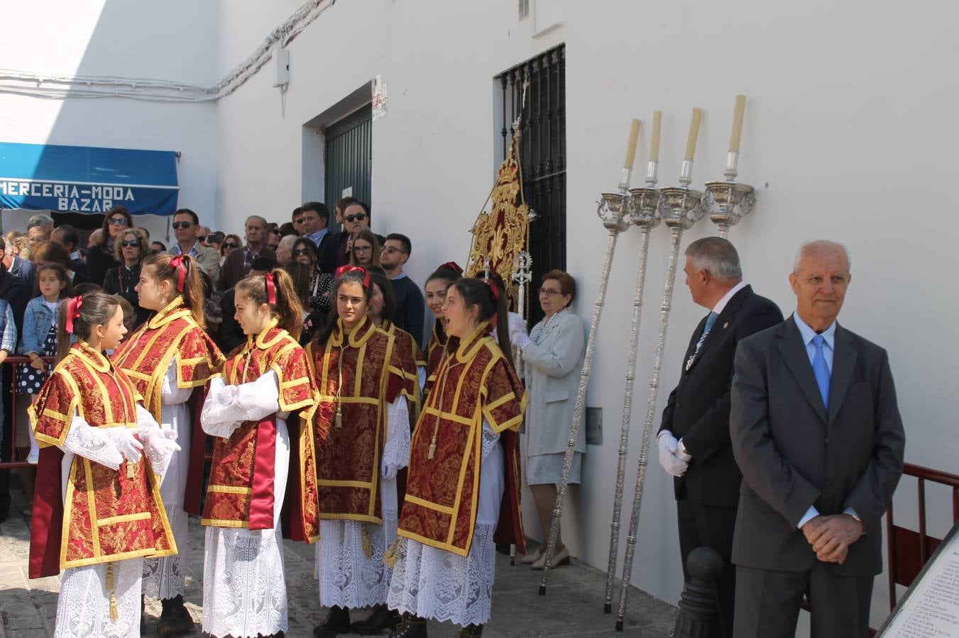 La luz y el gozo han puesto un gran broche a una Semana Santa, aciaga en sus momentos más intensos, a causa del mal tiempo que desde la noche del Miércoles y hasta el Viernes Santo trastocó en buena medida su desarrollo.Hoy el sol ha lucido en el cielo que como, cada Domingo de Resurrección, ha servido de Palio al hermoso Paso de la Virgen del Rosario, haciendo resplandecer, al tiempo, el momento culmen de esta celebración, el reencuentro en la Madre y el Hijo en la Fuente de los Santos, abarrotada de público. El momento ha sido emocionante, con los costaleros de la virgen y del Paso del Resucitado subiendo los brazos al cielo para representar el abrazo de ambas imágenes, ante la tradicional suelta de globos de ecolores y el estrépito de cornetas y tambores.La procesión ha seguido su curso hacia la Plaza de España, también muy concurrida, siendo en este escenario donde, miembros de Grupo Joven de la Cofradía del Coronado han regalado una petalada a la Virgen del Rosario. Ha sido un ofecimiento de la citada Cofradía que la noche del pasado Jueves no pudo obsequiar a su Virgen de la Amargura con esta lluvia de pétalos de rosas, a causa del mal tiempo.Así ha terminado la Semana Santa, incompleta para varias cofradías. La parte más amarga la han vivido la Cofradía del Señor Ecce-Homo que vió acortado su recorrido el Miércoles en una noche desapacible. También la Archicofradía del Santísimo Sacramento que apenas pudo asomarse a la calle y vió concentradas sus emociones en el templo patronal y la Cofradía del Señor Coronado de Espinas que también concentró el sentimieno y la devoción en la ermita de los Santos Mártires, viviendo momenos íntimos de gran emotividad. La Hermandad de la Esperanza Macarena brilló, sin embargo, en la Madrugá jerezana y la Cofradía de Nuestro Padre Jesús Nazareno derrochó fervor la tarde del Viernes en el interior de la iglesia visigoda de Santa María.
