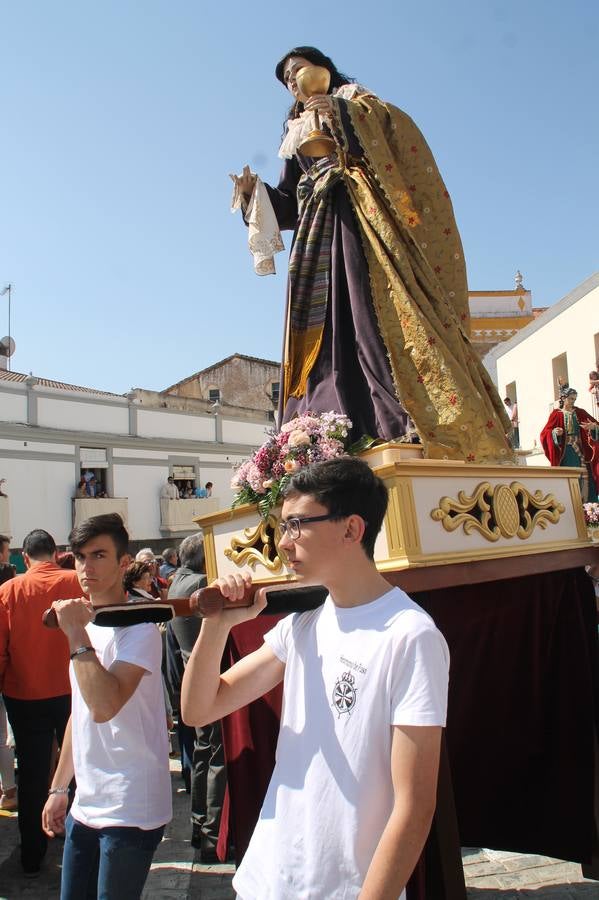 La luz y el gozo han puesto un gran broche a una Semana Santa, aciaga en sus momentos más intensos, a causa del mal tiempo que desde la noche del Miércoles y hasta el Viernes Santo trastocó en buena medida su desarrollo.Hoy el sol ha lucido en el cielo que como, cada Domingo de Resurrección, ha servido de Palio al hermoso Paso de la Virgen del Rosario, haciendo resplandecer, al tiempo, el momento culmen de esta celebración, el reencuentro en la Madre y el Hijo en la Fuente de los Santos, abarrotada de público. El momento ha sido emocionante, con los costaleros de la virgen y del Paso del Resucitado subiendo los brazos al cielo para representar el abrazo de ambas imágenes, ante la tradicional suelta de globos de ecolores y el estrépito de cornetas y tambores.La procesión ha seguido su curso hacia la Plaza de España, también muy concurrida, siendo en este escenario donde, miembros de Grupo Joven de la Cofradía del Coronado han regalado una petalada a la Virgen del Rosario. Ha sido un ofecimiento de la citada Cofradía que la noche del pasado Jueves no pudo obsequiar a su Virgen de la Amargura con esta lluvia de pétalos de rosas, a causa del mal tiempo.Así ha terminado la Semana Santa, incompleta para varias cofradías. La parte más amarga la han vivido la Cofradía del Señor Ecce-Homo que vió acortado su recorrido el Miércoles en una noche desapacible. También la Archicofradía del Santísimo Sacramento que apenas pudo asomarse a la calle y vió concentradas sus emociones en el templo patronal y la Cofradía del Señor Coronado de Espinas que también concentró el sentimieno y la devoción en la ermita de los Santos Mártires, viviendo momenos íntimos de gran emotividad. La Hermandad de la Esperanza Macarena brilló, sin embargo, en la Madrugá jerezana y la Cofradía de Nuestro Padre Jesús Nazareno derrochó fervor la tarde del Viernes en el interior de la iglesia visigoda de Santa María.