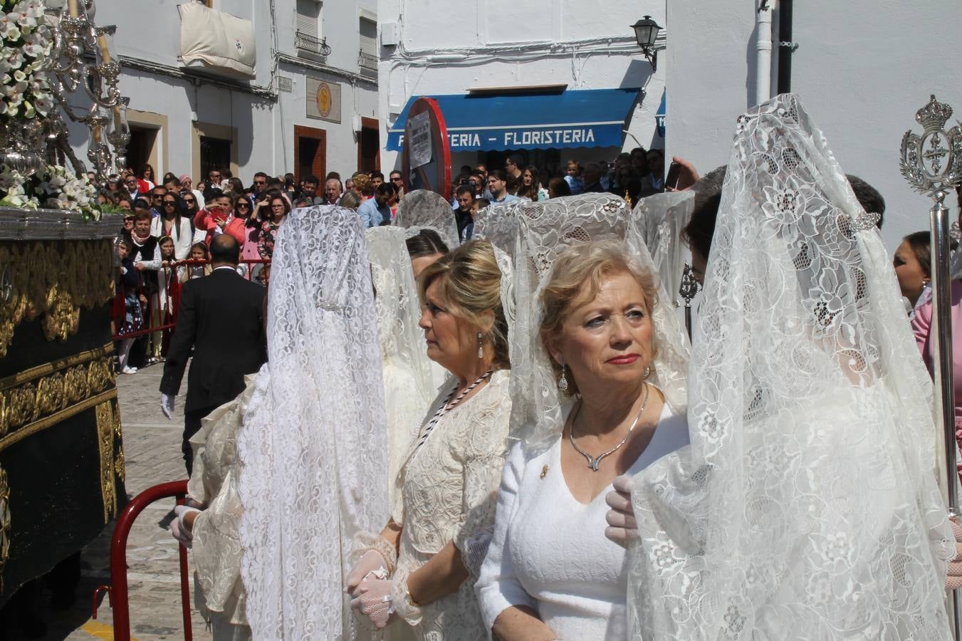 La luz y el gozo han puesto un gran broche a una Semana Santa, aciaga en sus momentos más intensos, a causa del mal tiempo que desde la noche del Miércoles y hasta el Viernes Santo trastocó en buena medida su desarrollo.Hoy el sol ha lucido en el cielo que como, cada Domingo de Resurrección, ha servido de Palio al hermoso Paso de la Virgen del Rosario, haciendo resplandecer, al tiempo, el momento culmen de esta celebración, el reencuentro en la Madre y el Hijo en la Fuente de los Santos, abarrotada de público. El momento ha sido emocionante, con los costaleros de la virgen y del Paso del Resucitado subiendo los brazos al cielo para representar el abrazo de ambas imágenes, ante la tradicional suelta de globos de ecolores y el estrépito de cornetas y tambores.La procesión ha seguido su curso hacia la Plaza de España, también muy concurrida, siendo en este escenario donde, miembros de Grupo Joven de la Cofradía del Coronado han regalado una petalada a la Virgen del Rosario. Ha sido un ofecimiento de la citada Cofradía que la noche del pasado Jueves no pudo obsequiar a su Virgen de la Amargura con esta lluvia de pétalos de rosas, a causa del mal tiempo.Así ha terminado la Semana Santa, incompleta para varias cofradías. La parte más amarga la han vivido la Cofradía del Señor Ecce-Homo que vió acortado su recorrido el Miércoles en una noche desapacible. También la Archicofradía del Santísimo Sacramento que apenas pudo asomarse a la calle y vió concentradas sus emociones en el templo patronal y la Cofradía del Señor Coronado de Espinas que también concentró el sentimieno y la devoción en la ermita de los Santos Mártires, viviendo momenos íntimos de gran emotividad. La Hermandad de la Esperanza Macarena brilló, sin embargo, en la Madrugá jerezana y la Cofradía de Nuestro Padre Jesús Nazareno derrochó fervor la tarde del Viernes en el interior de la iglesia visigoda de Santa María.