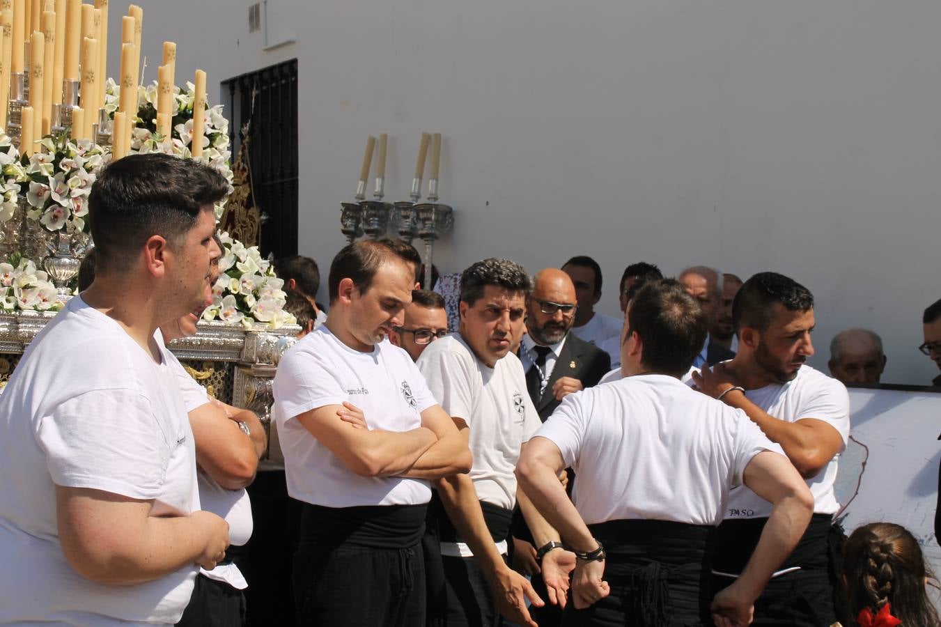 La luz y el gozo han puesto un gran broche a una Semana Santa, aciaga en sus momentos más intensos, a causa del mal tiempo que desde la noche del Miércoles y hasta el Viernes Santo trastocó en buena medida su desarrollo.Hoy el sol ha lucido en el cielo que como, cada Domingo de Resurrección, ha servido de Palio al hermoso Paso de la Virgen del Rosario, haciendo resplandecer, al tiempo, el momento culmen de esta celebración, el reencuentro en la Madre y el Hijo en la Fuente de los Santos, abarrotada de público. El momento ha sido emocionante, con los costaleros de la virgen y del Paso del Resucitado subiendo los brazos al cielo para representar el abrazo de ambas imágenes, ante la tradicional suelta de globos de ecolores y el estrépito de cornetas y tambores.La procesión ha seguido su curso hacia la Plaza de España, también muy concurrida, siendo en este escenario donde, miembros de Grupo Joven de la Cofradía del Coronado han regalado una petalada a la Virgen del Rosario. Ha sido un ofecimiento de la citada Cofradía que la noche del pasado Jueves no pudo obsequiar a su Virgen de la Amargura con esta lluvia de pétalos de rosas, a causa del mal tiempo.Así ha terminado la Semana Santa, incompleta para varias cofradías. La parte más amarga la han vivido la Cofradía del Señor Ecce-Homo que vió acortado su recorrido el Miércoles en una noche desapacible. También la Archicofradía del Santísimo Sacramento que apenas pudo asomarse a la calle y vió concentradas sus emociones en el templo patronal y la Cofradía del Señor Coronado de Espinas que también concentró el sentimieno y la devoción en la ermita de los Santos Mártires, viviendo momenos íntimos de gran emotividad. La Hermandad de la Esperanza Macarena brilló, sin embargo, en la Madrugá jerezana y la Cofradía de Nuestro Padre Jesús Nazareno derrochó fervor la tarde del Viernes en el interior de la iglesia visigoda de Santa María.