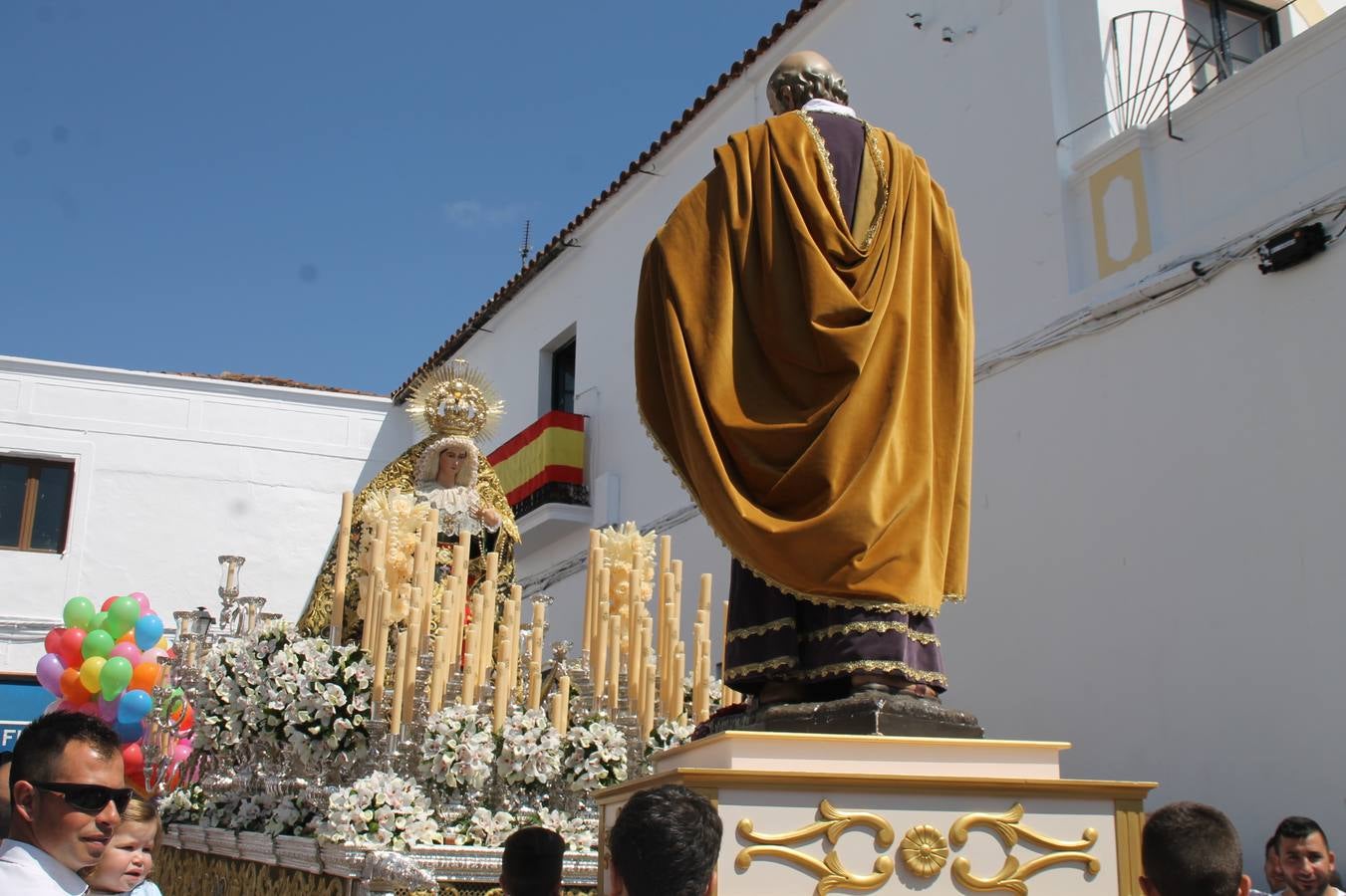La luz y el gozo han puesto un gran broche a una Semana Santa, aciaga en sus momentos más intensos, a causa del mal tiempo que desde la noche del Miércoles y hasta el Viernes Santo trastocó en buena medida su desarrollo.Hoy el sol ha lucido en el cielo que como, cada Domingo de Resurrección, ha servido de Palio al hermoso Paso de la Virgen del Rosario, haciendo resplandecer, al tiempo, el momento culmen de esta celebración, el reencuentro en la Madre y el Hijo en la Fuente de los Santos, abarrotada de público. El momento ha sido emocionante, con los costaleros de la virgen y del Paso del Resucitado subiendo los brazos al cielo para representar el abrazo de ambas imágenes, ante la tradicional suelta de globos de ecolores y el estrépito de cornetas y tambores.La procesión ha seguido su curso hacia la Plaza de España, también muy concurrida, siendo en este escenario donde, miembros de Grupo Joven de la Cofradía del Coronado han regalado una petalada a la Virgen del Rosario. Ha sido un ofecimiento de la citada Cofradía que la noche del pasado Jueves no pudo obsequiar a su Virgen de la Amargura con esta lluvia de pétalos de rosas, a causa del mal tiempo.Así ha terminado la Semana Santa, incompleta para varias cofradías. La parte más amarga la han vivido la Cofradía del Señor Ecce-Homo que vió acortado su recorrido el Miércoles en una noche desapacible. También la Archicofradía del Santísimo Sacramento que apenas pudo asomarse a la calle y vió concentradas sus emociones en el templo patronal y la Cofradía del Señor Coronado de Espinas que también concentró el sentimieno y la devoción en la ermita de los Santos Mártires, viviendo momenos íntimos de gran emotividad. La Hermandad de la Esperanza Macarena brilló, sin embargo, en la Madrugá jerezana y la Cofradía de Nuestro Padre Jesús Nazareno derrochó fervor la tarde del Viernes en el interior de la iglesia visigoda de Santa María.