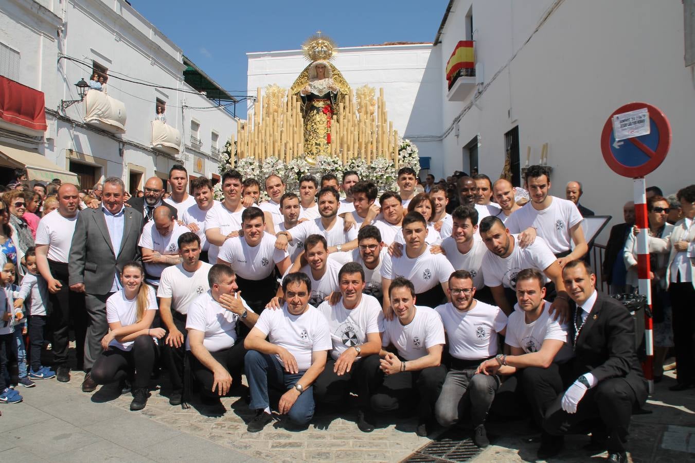 La luz y el gozo han puesto un gran broche a una Semana Santa, aciaga en sus momentos más intensos, a causa del mal tiempo que desde la noche del Miércoles y hasta el Viernes Santo trastocó en buena medida su desarrollo.Hoy el sol ha lucido en el cielo que como, cada Domingo de Resurrección, ha servido de Palio al hermoso Paso de la Virgen del Rosario, haciendo resplandecer, al tiempo, el momento culmen de esta celebración, el reencuentro en la Madre y el Hijo en la Fuente de los Santos, abarrotada de público. El momento ha sido emocionante, con los costaleros de la virgen y del Paso del Resucitado subiendo los brazos al cielo para representar el abrazo de ambas imágenes, ante la tradicional suelta de globos de ecolores y el estrépito de cornetas y tambores.La procesión ha seguido su curso hacia la Plaza de España, también muy concurrida, siendo en este escenario donde, miembros de Grupo Joven de la Cofradía del Coronado han regalado una petalada a la Virgen del Rosario. Ha sido un ofecimiento de la citada Cofradía que la noche del pasado Jueves no pudo obsequiar a su Virgen de la Amargura con esta lluvia de pétalos de rosas, a causa del mal tiempo.Así ha terminado la Semana Santa, incompleta para varias cofradías. La parte más amarga la han vivido la Cofradía del Señor Ecce-Homo que vió acortado su recorrido el Miércoles en una noche desapacible. También la Archicofradía del Santísimo Sacramento que apenas pudo asomarse a la calle y vió concentradas sus emociones en el templo patronal y la Cofradía del Señor Coronado de Espinas que también concentró el sentimieno y la devoción en la ermita de los Santos Mártires, viviendo momenos íntimos de gran emotividad. La Hermandad de la Esperanza Macarena brilló, sin embargo, en la Madrugá jerezana y la Cofradía de Nuestro Padre Jesús Nazareno derrochó fervor la tarde del Viernes en el interior de la iglesia visigoda de Santa María.