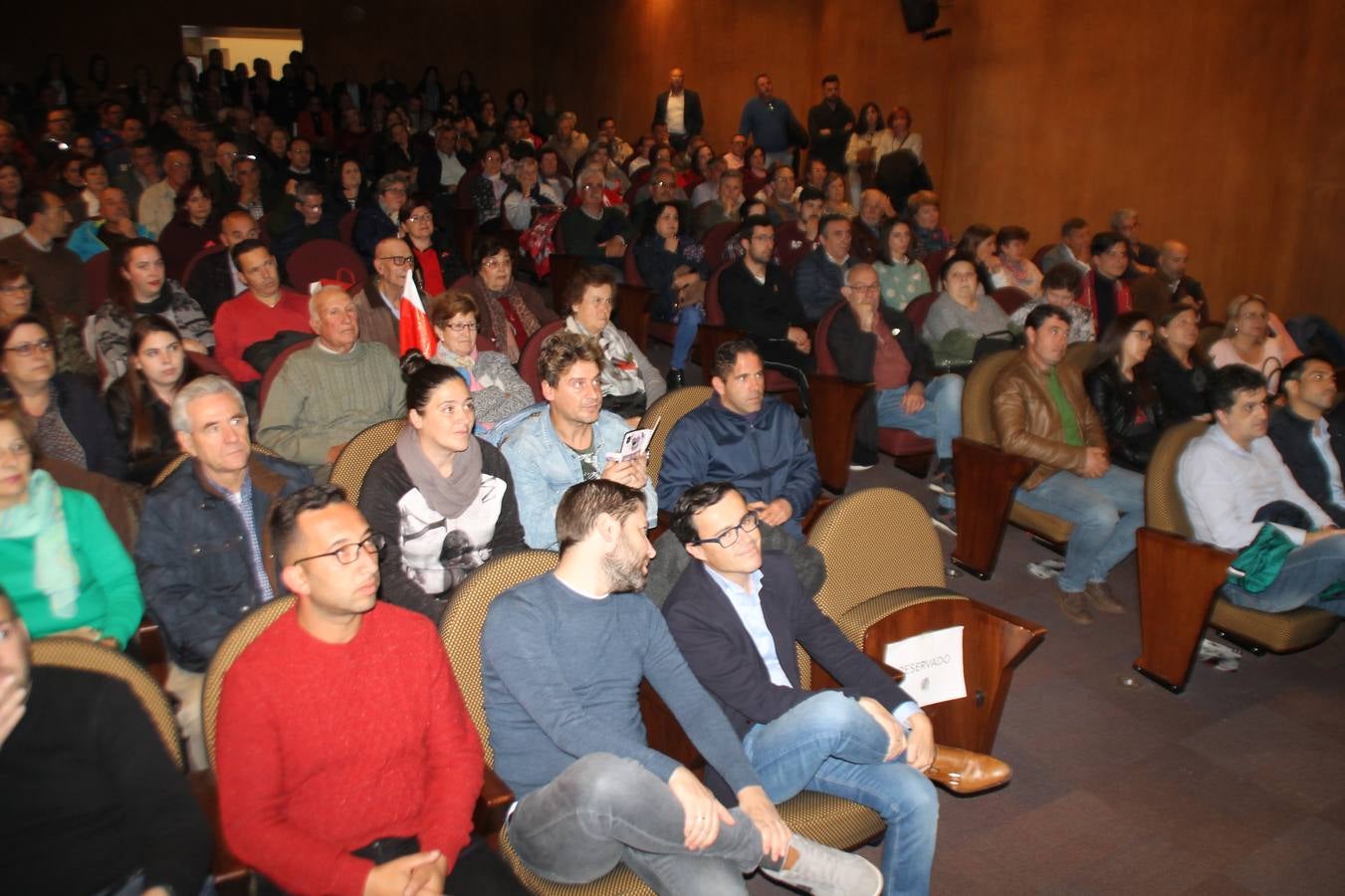 Asistentes al acto, en primera fila, el presidente de la Diputación de Badajoz.