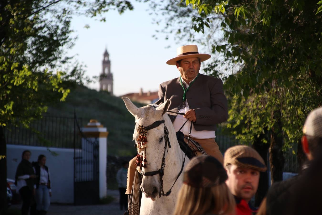 Romeros, carrozas y caballistas han acompañado, esta mañana, en procesión, al Simpecado de Nuestra Señora de Aguasantas, Patrona de Jerez de los Caballeros, hasta la ermita consagrada a su nombre. Durante el camino, no han faltado las perrunillas, la copa de anís, el acompañamiento musical del tamborilero de la Hermandad de La Algaba, Ramón Barragán, y los cánticos y bailes de algunos romeros. Un día de júbilo, convivencia y devoción a Nuestra Señora de Aguasantas que culminará, esta tarde, a las 20 horas, con el rezo del Santo Rosario en la citada ermita y el canto de la Salve a la Virgen.
