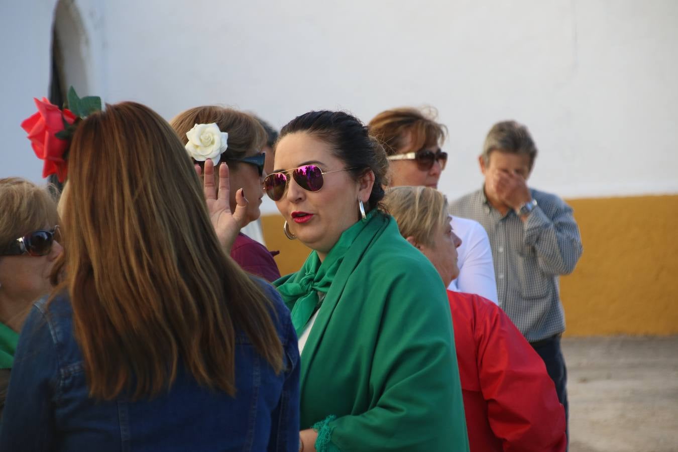 Romeros, carrozas y caballistas han acompañado, esta mañana, en procesión, al Simpecado de Nuestra Señora de Aguasantas, Patrona de Jerez de los Caballeros, hasta la ermita consagrada a su nombre. Durante el camino, no han faltado las perrunillas, la copa de anís, el acompañamiento musical del tamborilero de la Hermandad de La Algaba, Ramón Barragán, y los cánticos y bailes de algunos romeros. Un día de júbilo, convivencia y devoción a Nuestra Señora de Aguasantas que culminará, esta tarde, a las 20 horas, con el rezo del Santo Rosario en la citada ermita y el canto de la Salve a la Virgen.
