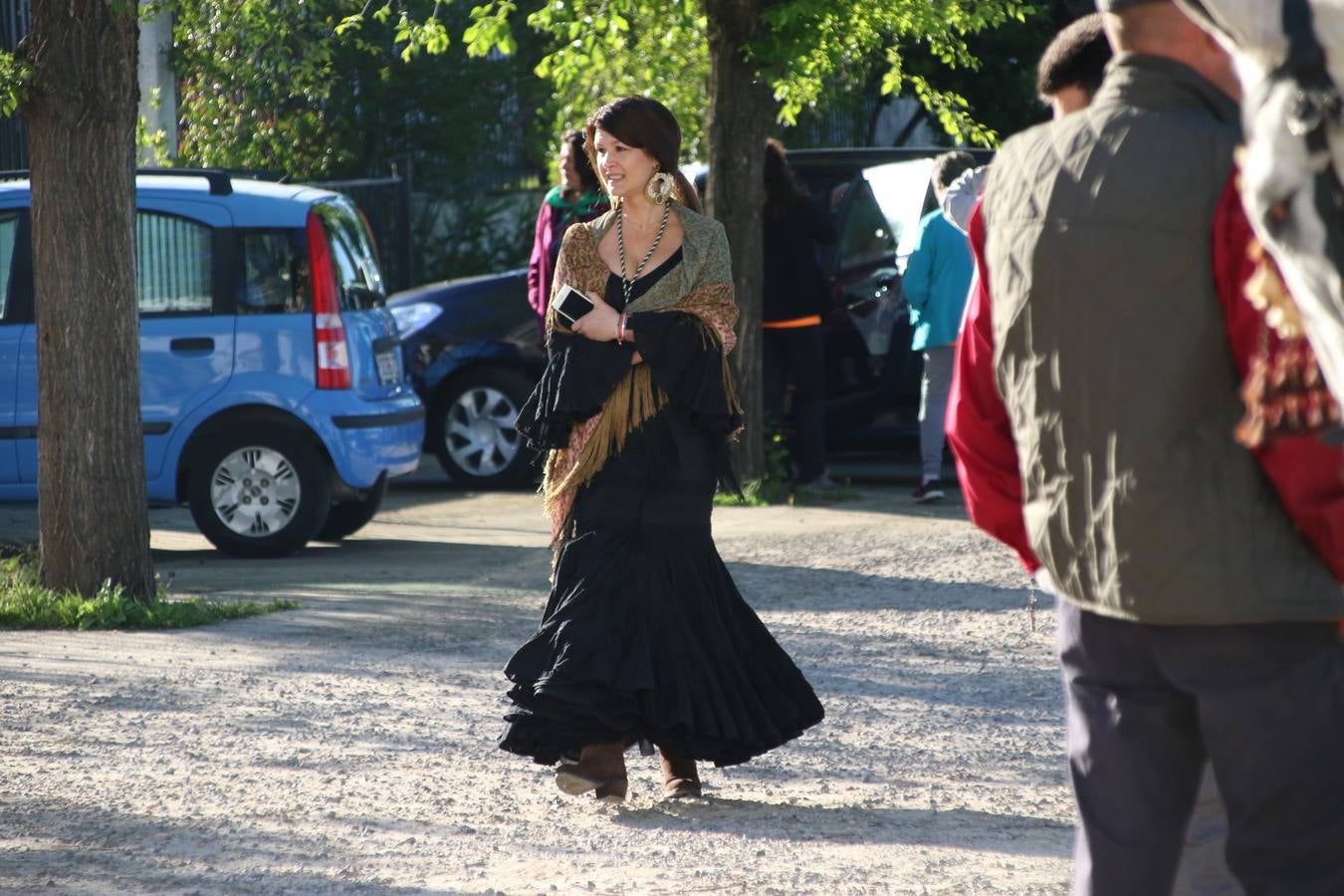 Romeros, carrozas y caballistas han acompañado, esta mañana, en procesión, al Simpecado de Nuestra Señora de Aguasantas, Patrona de Jerez de los Caballeros, hasta la ermita consagrada a su nombre. Durante el camino, no han faltado las perrunillas, la copa de anís, el acompañamiento musical del tamborilero de la Hermandad de La Algaba, Ramón Barragán, y los cánticos y bailes de algunos romeros. Un día de júbilo, convivencia y devoción a Nuestra Señora de Aguasantas que culminará, esta tarde, a las 20 horas, con el rezo del Santo Rosario en la citada ermita y el canto de la Salve a la Virgen.