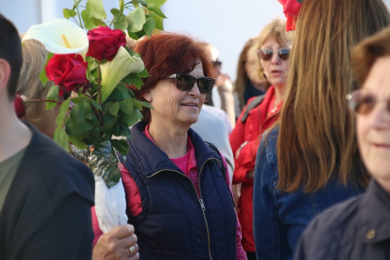 Romeros, carrozas y caballistas han acompañado, esta mañana, en procesión, al Simpecado de Nuestra Señora de Aguasantas, Patrona de Jerez de los Caballeros, hasta la ermita consagrada a su nombre. Durante el camino, no han faltado las perrunillas, la copa de anís, el acompañamiento musical del tamborilero de la Hermandad de La Algaba, Ramón Barragán, y los cánticos y bailes de algunos romeros. Un día de júbilo, convivencia y devoción a Nuestra Señora de Aguasantas que culminará, esta tarde, a las 20 horas, con el rezo del Santo Rosario en la citada ermita y el canto de la Salve a la Virgen.