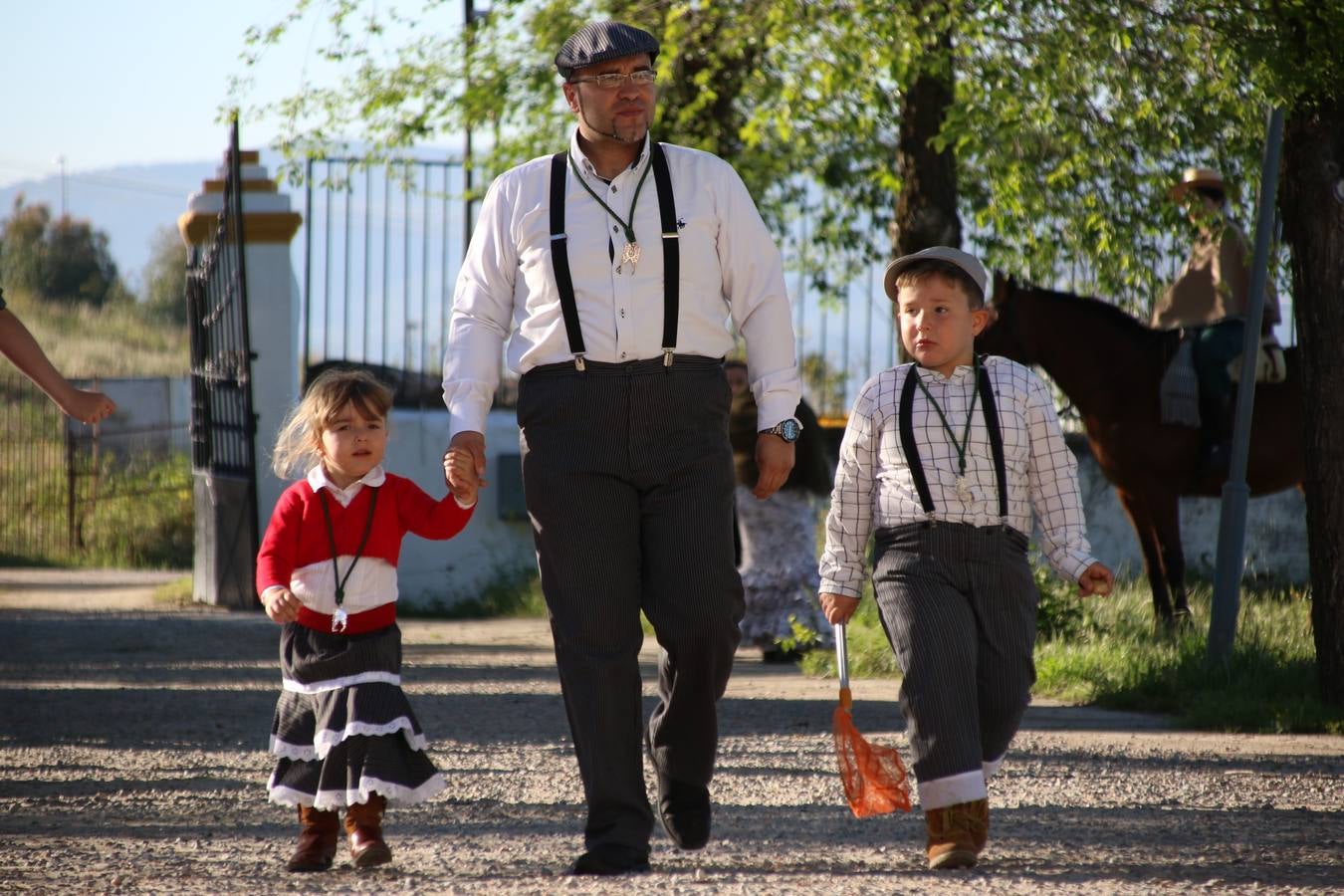 Romeros, carrozas y caballistas han acompañado, esta mañana, en procesión, al Simpecado de Nuestra Señora de Aguasantas, Patrona de Jerez de los Caballeros, hasta la ermita consagrada a su nombre. Durante el camino, no han faltado las perrunillas, la copa de anís, el acompañamiento musical del tamborilero de la Hermandad de La Algaba, Ramón Barragán, y los cánticos y bailes de algunos romeros. Un día de júbilo, convivencia y devoción a Nuestra Señora de Aguasantas que culminará, esta tarde, a las 20 horas, con el rezo del Santo Rosario en la citada ermita y el canto de la Salve a la Virgen.