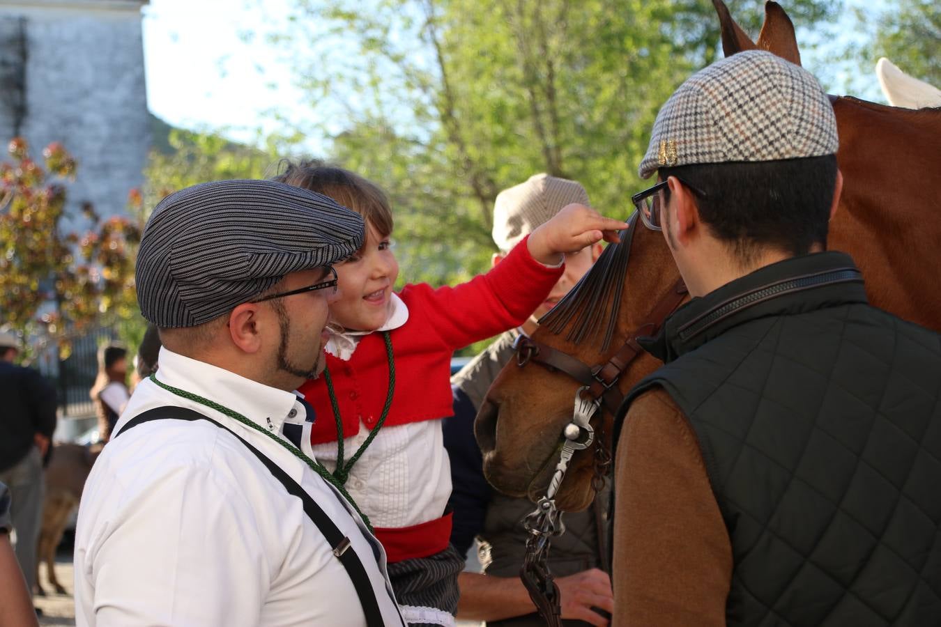 Romeros, carrozas y caballistas han acompañado, esta mañana, en procesión, al Simpecado de Nuestra Señora de Aguasantas, Patrona de Jerez de los Caballeros, hasta la ermita consagrada a su nombre. Durante el camino, no han faltado las perrunillas, la copa de anís, el acompañamiento musical del tamborilero de la Hermandad de La Algaba, Ramón Barragán, y los cánticos y bailes de algunos romeros. Un día de júbilo, convivencia y devoción a Nuestra Señora de Aguasantas que culminará, esta tarde, a las 20 horas, con el rezo del Santo Rosario en la citada ermita y el canto de la Salve a la Virgen.