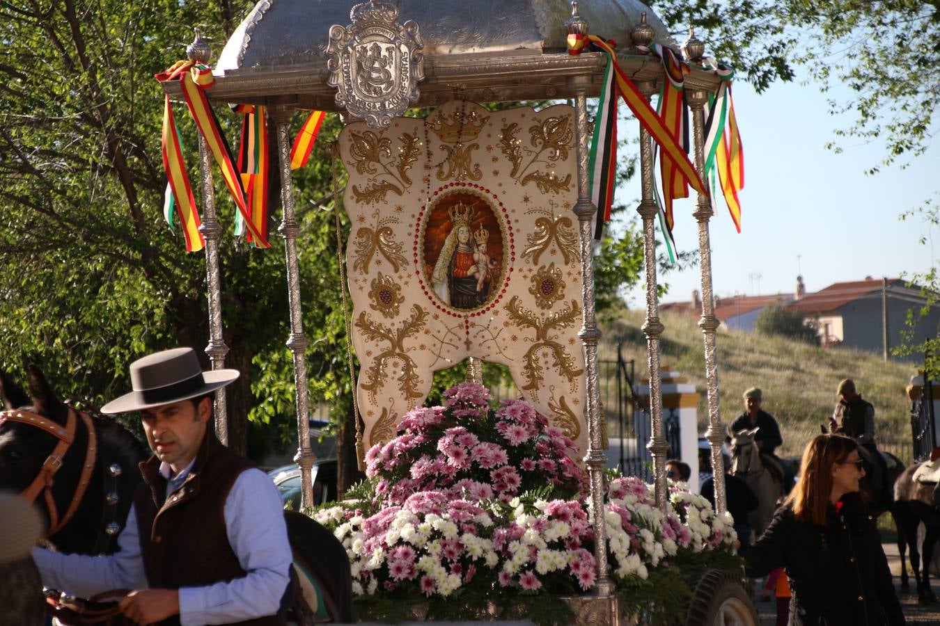 Romeros, carrozas y caballistas han acompañado, esta mañana, en procesión, al Simpecado de Nuestra Señora de Aguasantas, Patrona de Jerez de los Caballeros, hasta la ermita consagrada a su nombre. Durante el camino, no han faltado las perrunillas, la copa de anís, el acompañamiento musical del tamborilero de la Hermandad de La Algaba, Ramón Barragán, y los cánticos y bailes de algunos romeros. Un día de júbilo, convivencia y devoción a Nuestra Señora de Aguasantas que culminará, esta tarde, a las 20 horas, con el rezo del Santo Rosario en la citada ermita y el canto de la Salve a la Virgen.