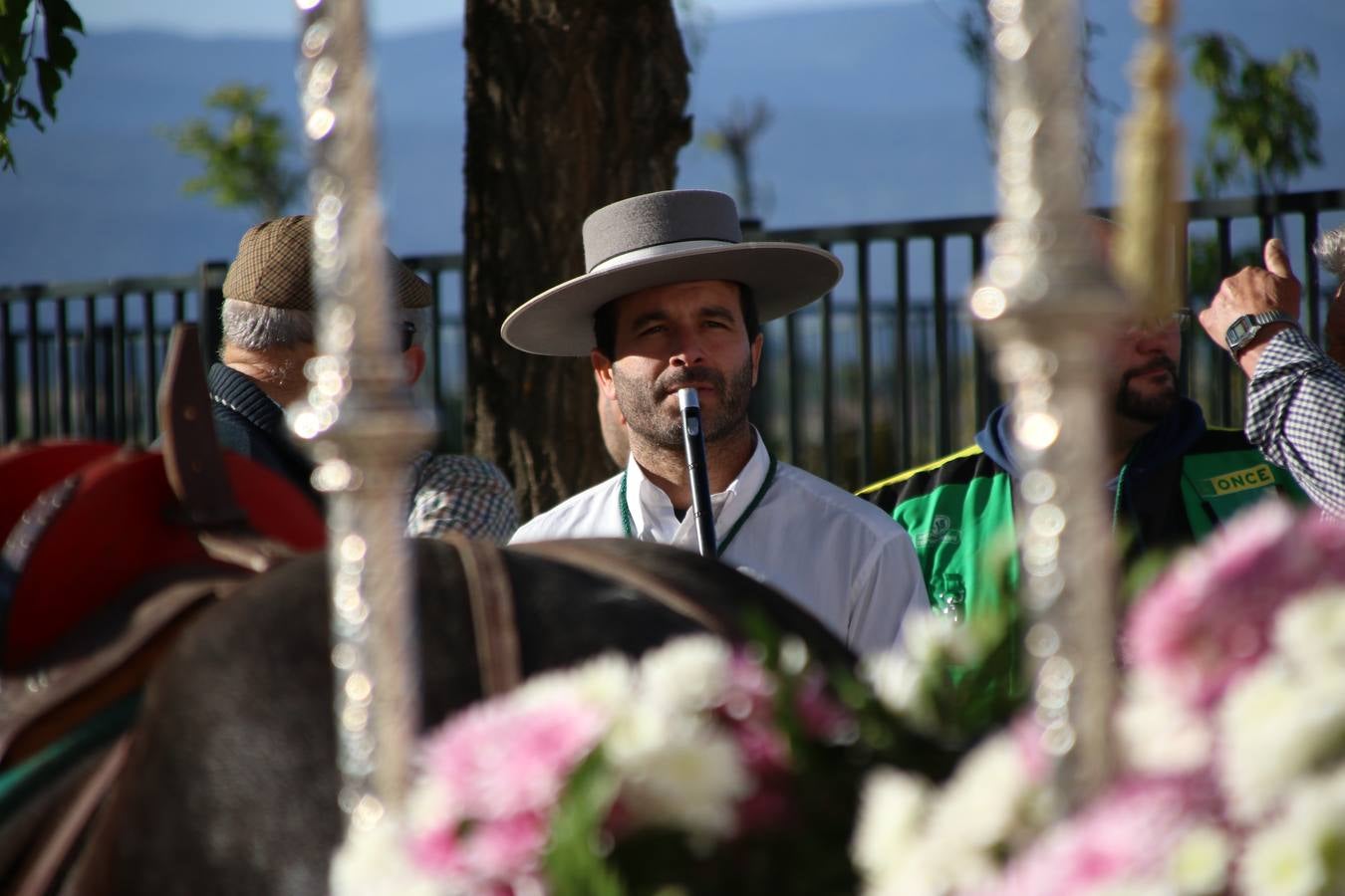 Romeros, carrozas y caballistas han acompañado, esta mañana, en procesión, al Simpecado de Nuestra Señora de Aguasantas, Patrona de Jerez de los Caballeros, hasta la ermita consagrada a su nombre. Durante el camino, no han faltado las perrunillas, la copa de anís, el acompañamiento musical del tamborilero de la Hermandad de La Algaba, Ramón Barragán, y los cánticos y bailes de algunos romeros. Un día de júbilo, convivencia y devoción a Nuestra Señora de Aguasantas que culminará, esta tarde, a las 20 horas, con el rezo del Santo Rosario en la citada ermita y el canto de la Salve a la Virgen.