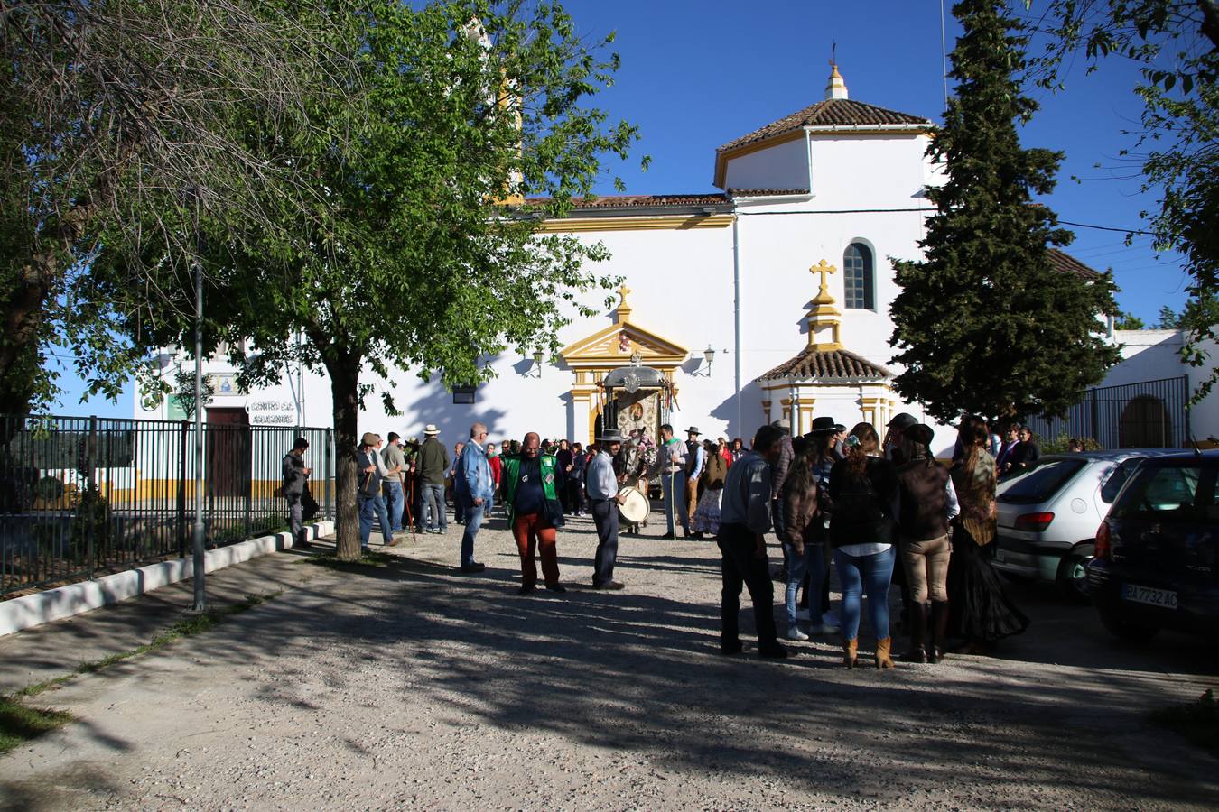 Romeros, carrozas y caballistas han acompañado, esta mañana, en procesión, al Simpecado de Nuestra Señora de Aguasantas, Patrona de Jerez de los Caballeros, hasta la ermita consagrada a su nombre. Durante el camino, no han faltado las perrunillas, la copa de anís, el acompañamiento musical del tamborilero de la Hermandad de La Algaba, Ramón Barragán, y los cánticos y bailes de algunos romeros. Un día de júbilo, convivencia y devoción a Nuestra Señora de Aguasantas que culminará, esta tarde, a las 20 horas, con el rezo del Santo Rosario en la citada ermita y el canto de la Salve a la Virgen.